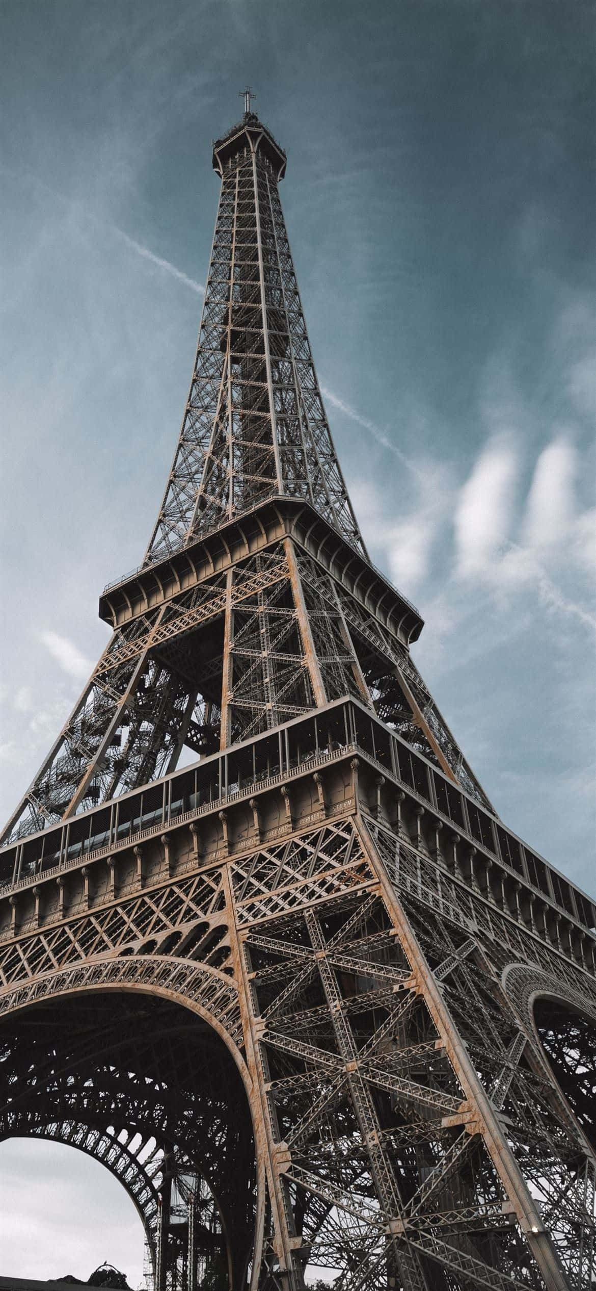 1170x2532 Eiffel Tower na Paitaas na Kuha Wallpaper