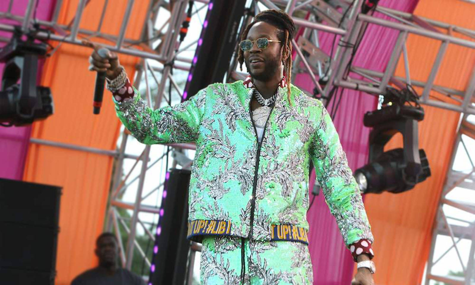 2 Chainz sa Revolve Festival Wallpaper