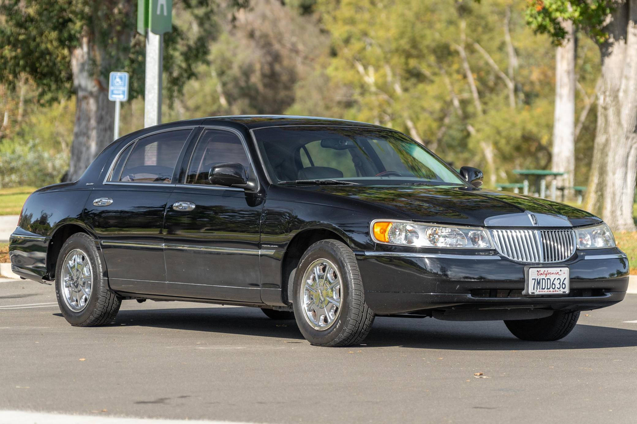 2001 Lincoln Town Car Sa Parking Lot Wallpaper