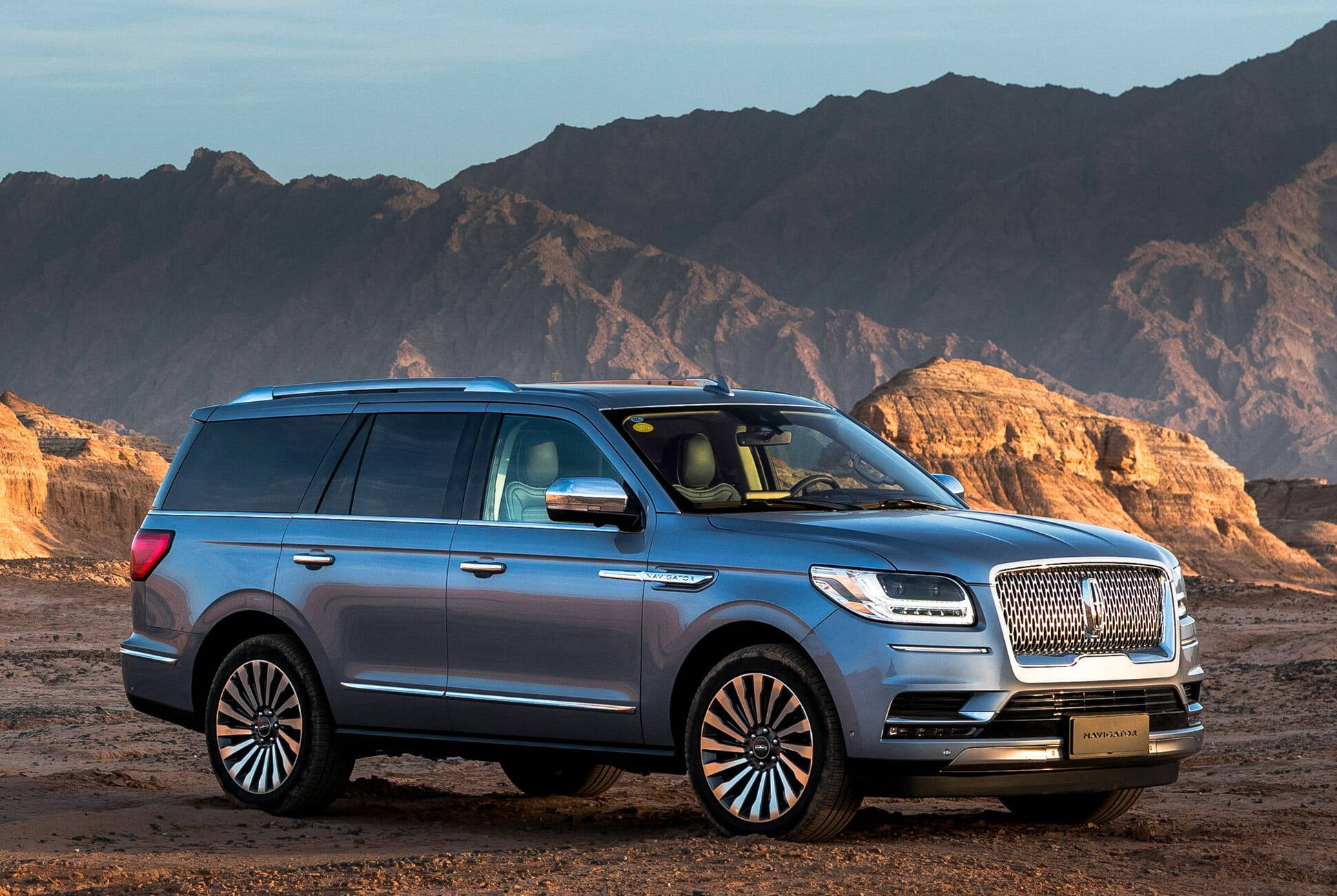 2018 Lincoln Car Navigator Sa Gilid ng Bundok Wallpaper
