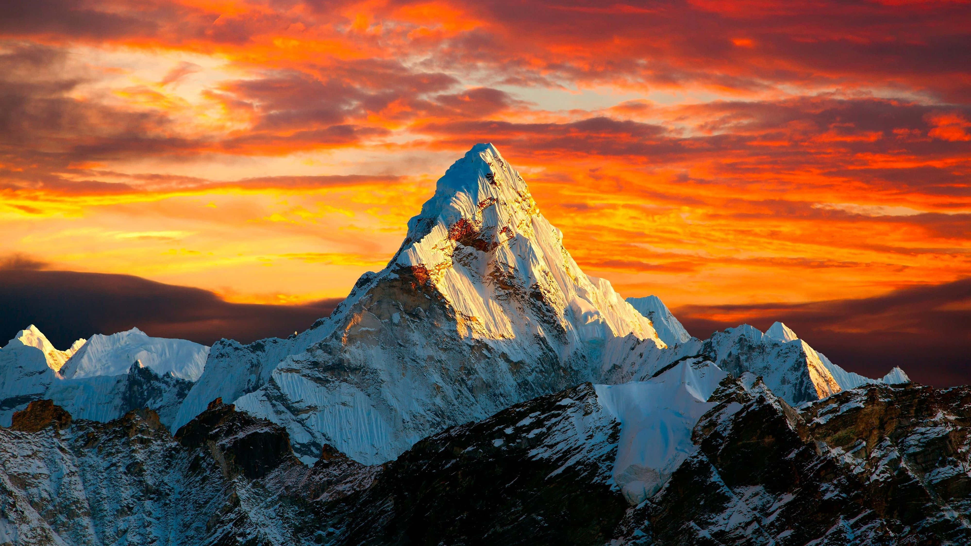 4K Bundok sa Ilalim ng Kahel na Langit Wallpaper