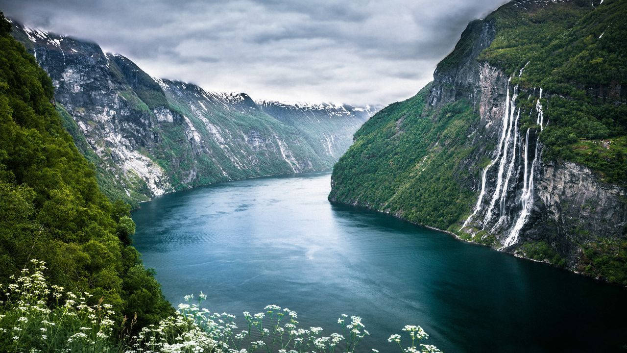 4K Kalikasan Ilog sa Ilalim ng Maulap na Kalangitan Wallpaper