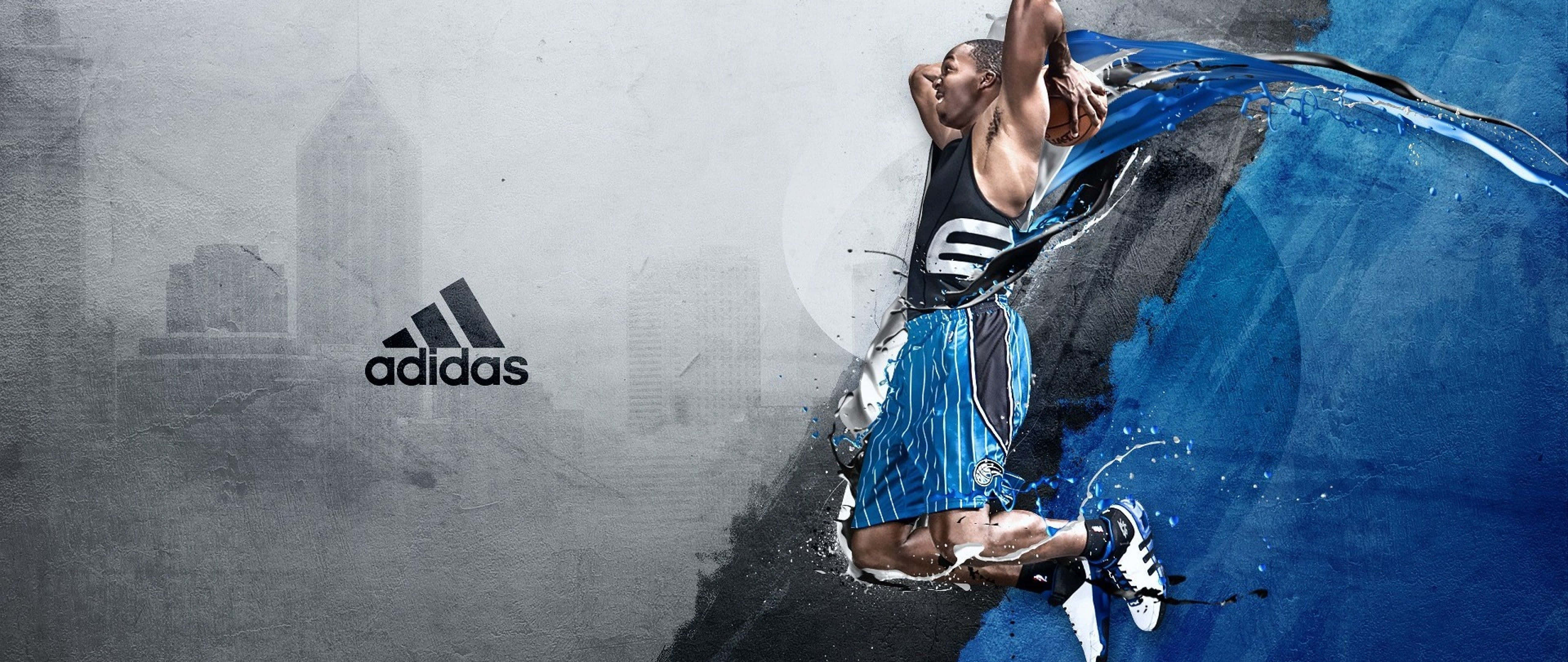 4K Manlalaro ng Basketbol na Nagda-dunk at Nagpapakita ng Kakayahan Wallpaper