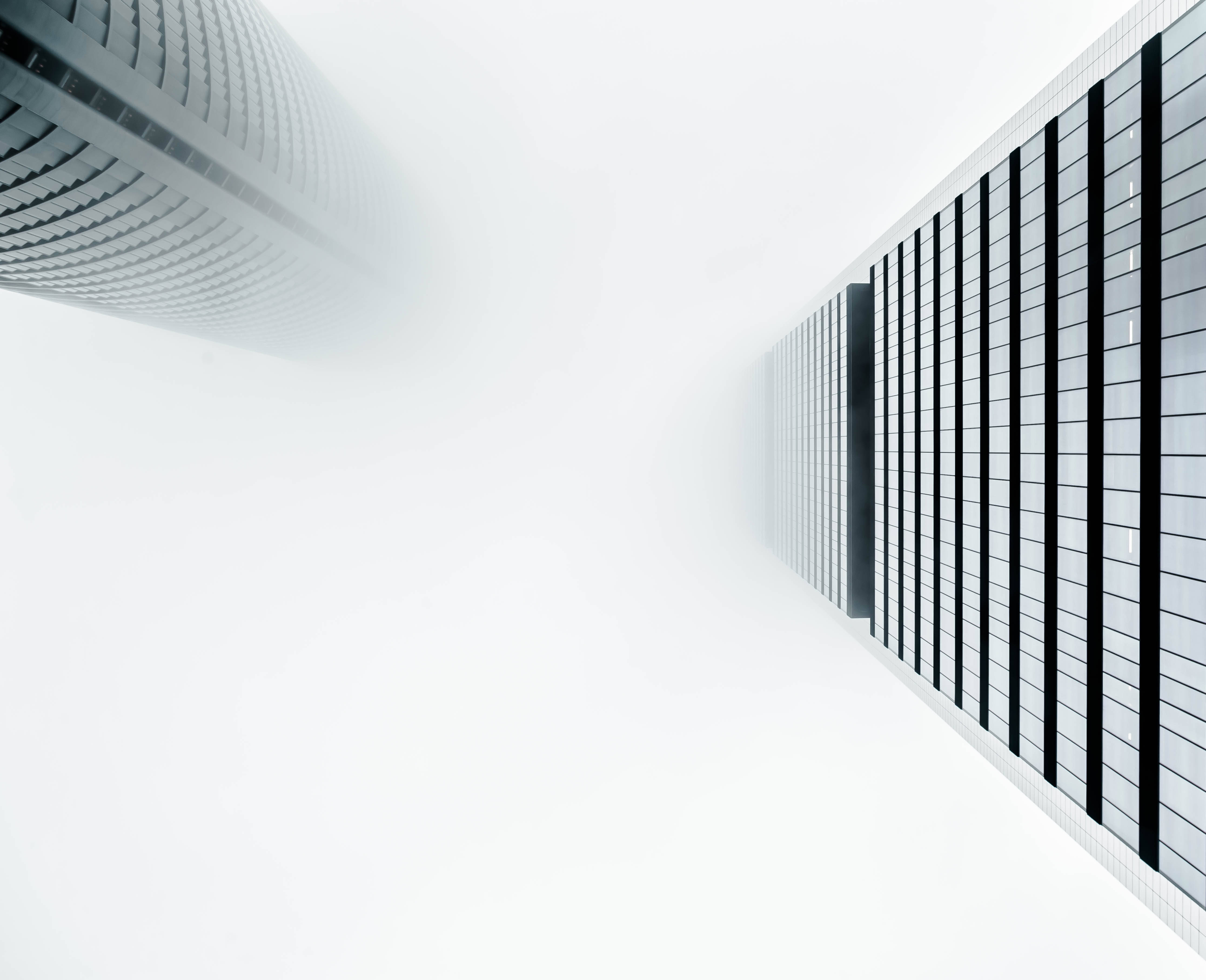4K Puting Dalawang Skyscraper Wallpaper