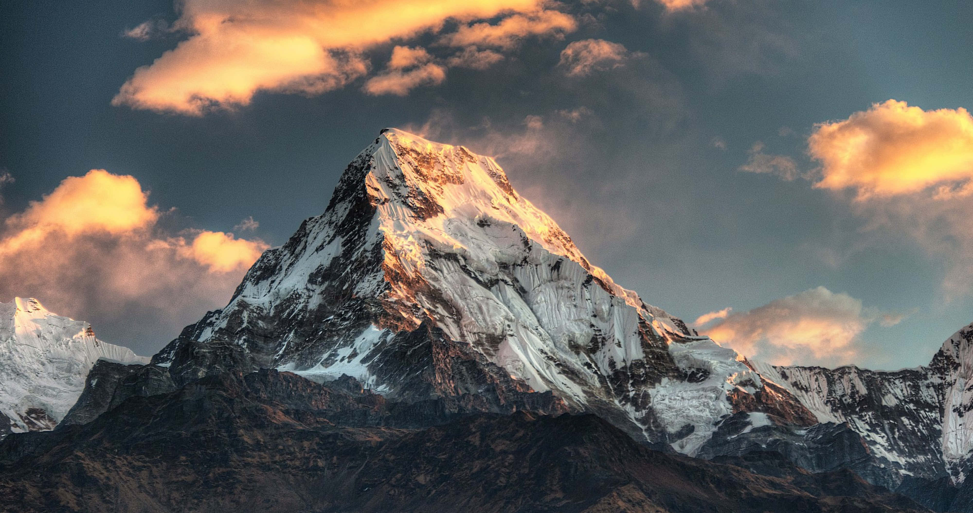 4K Tugatog ng Annapurna Mountain Wallpaper