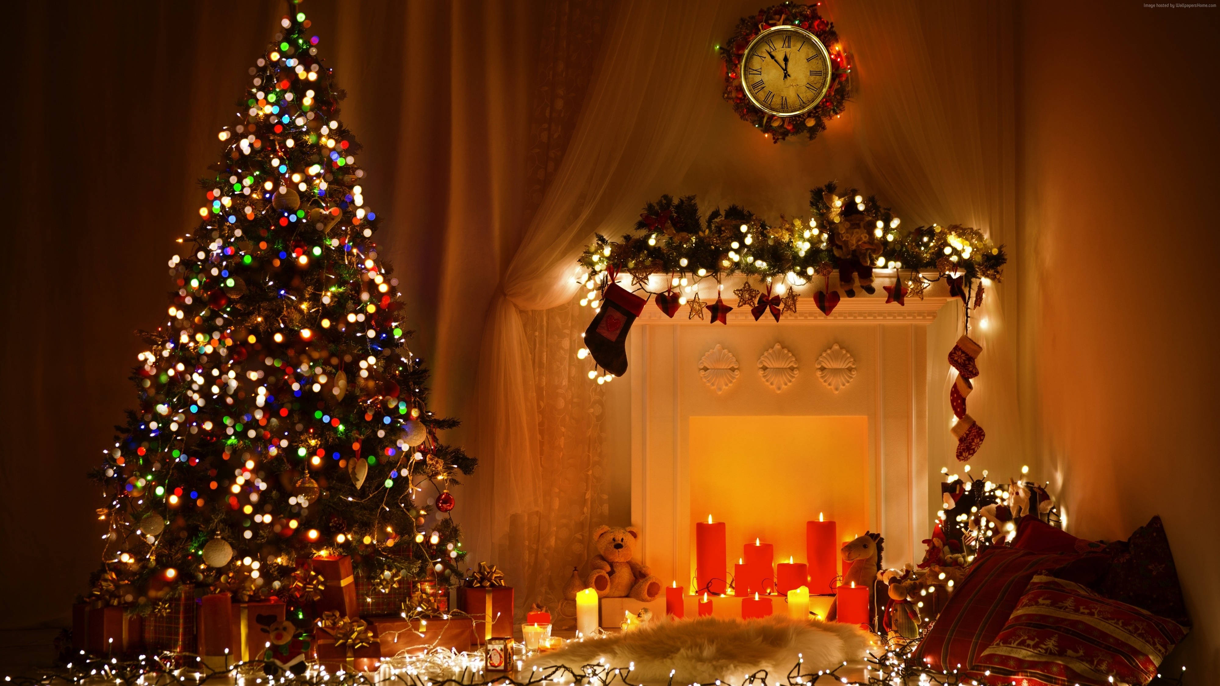 4K Ultra HD Puno ng Pasko sa Tabi ng Apuyan Wallpaper