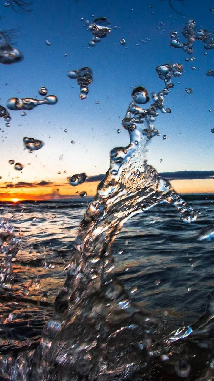 8K iPhone Water Splash Sa Beach Waves Wallpaper