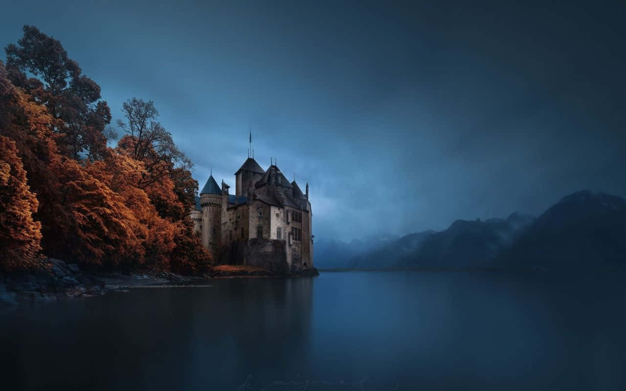 Isang magandang luntiang lawa na napapaligiran ng mga bundok. Wallpaper