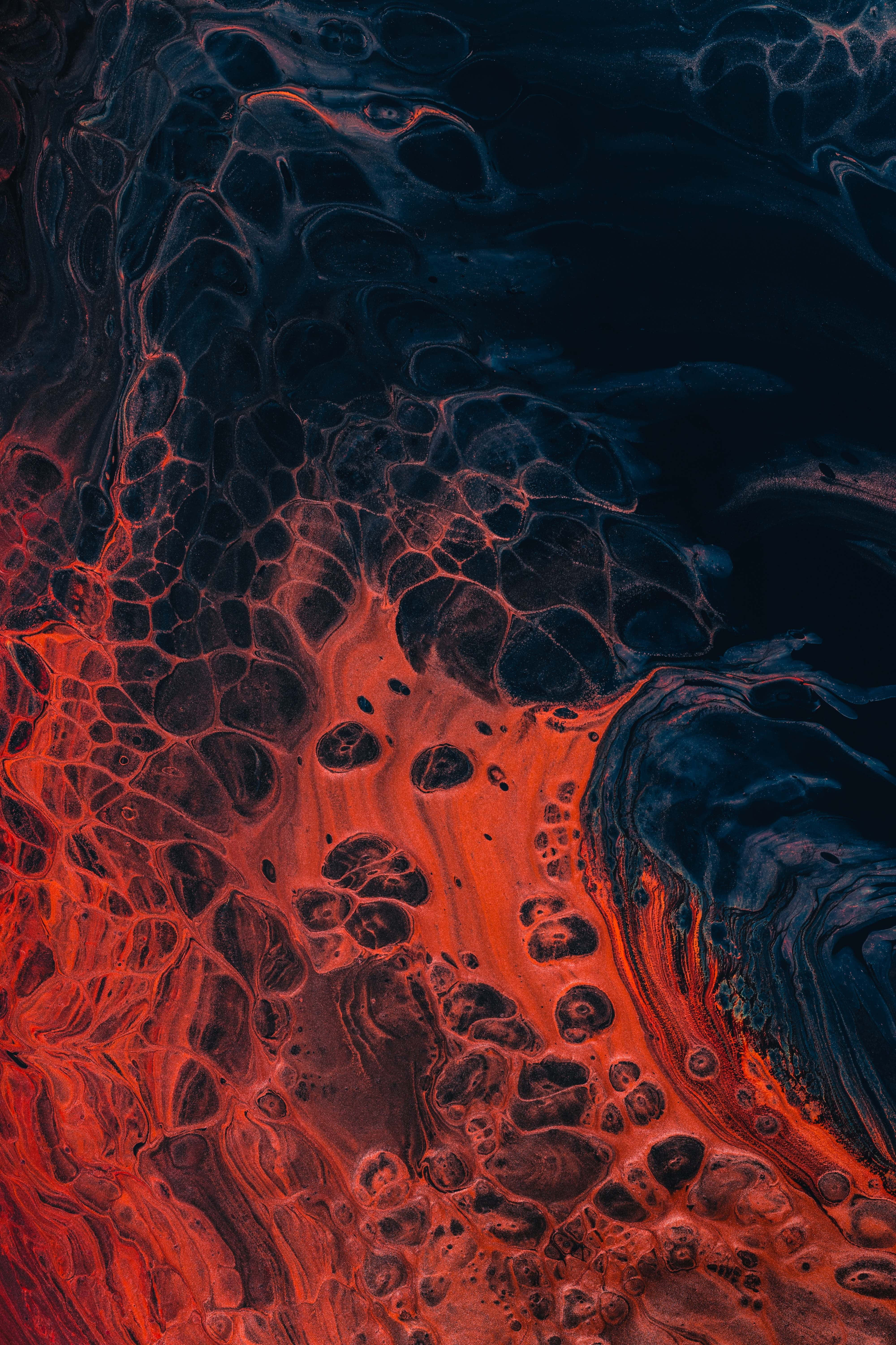 Isang magandang likidong pool ng kumikislap na asul Wallpaper