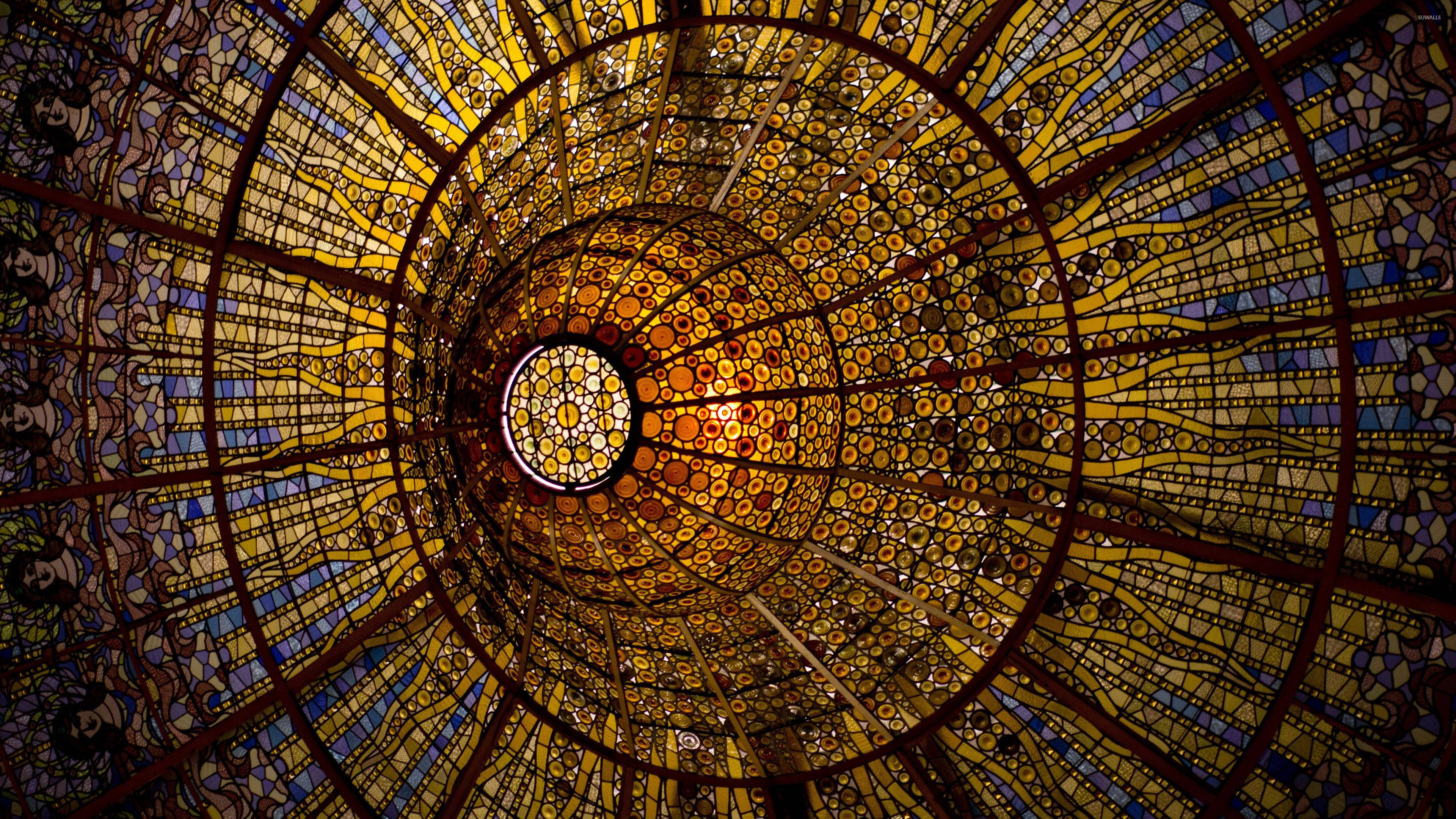 Isang magandang pattern ng stained glass na bintana Wallpaper