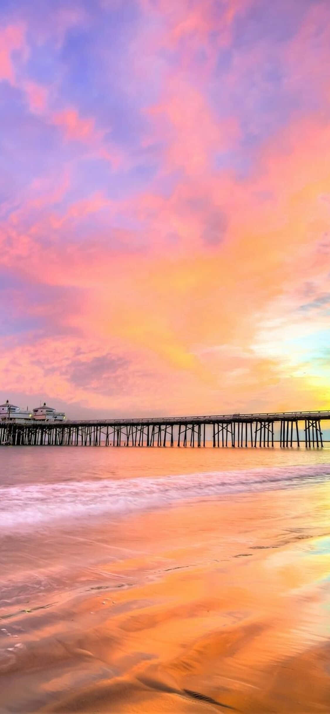 Isang magandang tanaw ng mga gumugulong na burol at puno sa California na nakikita sa pamamagitan ng isang iPhone X Wallpaper