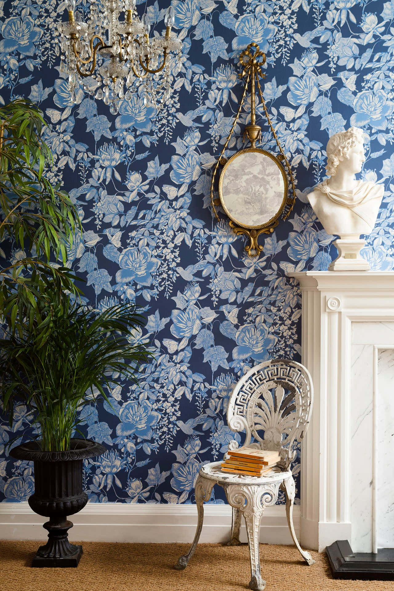 Isang Foyer na may Tivoli Wall Art at mga Ornament ng Hardin Wallpaper