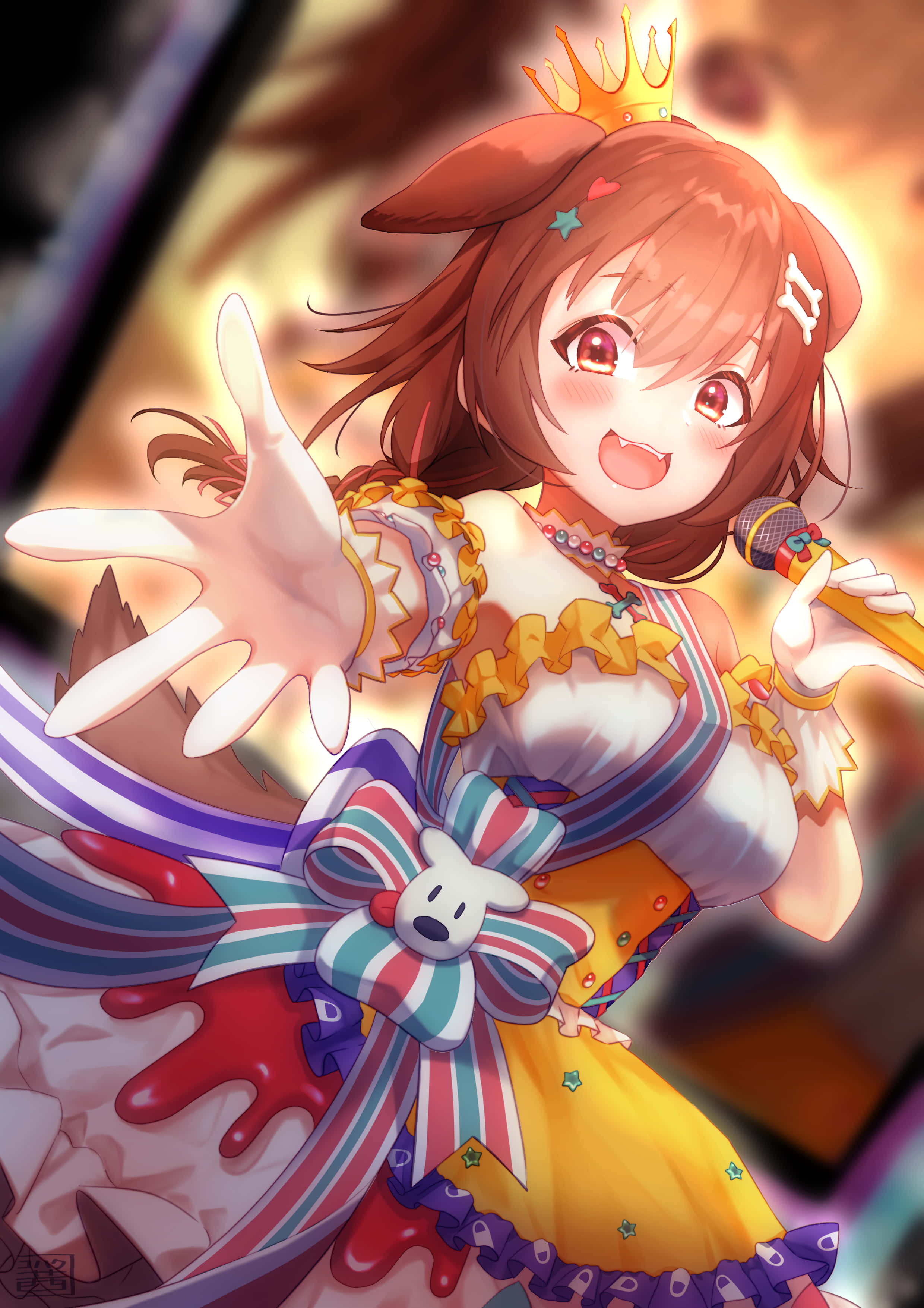 isang babae sa isang damit na may mikropono Wallpaper