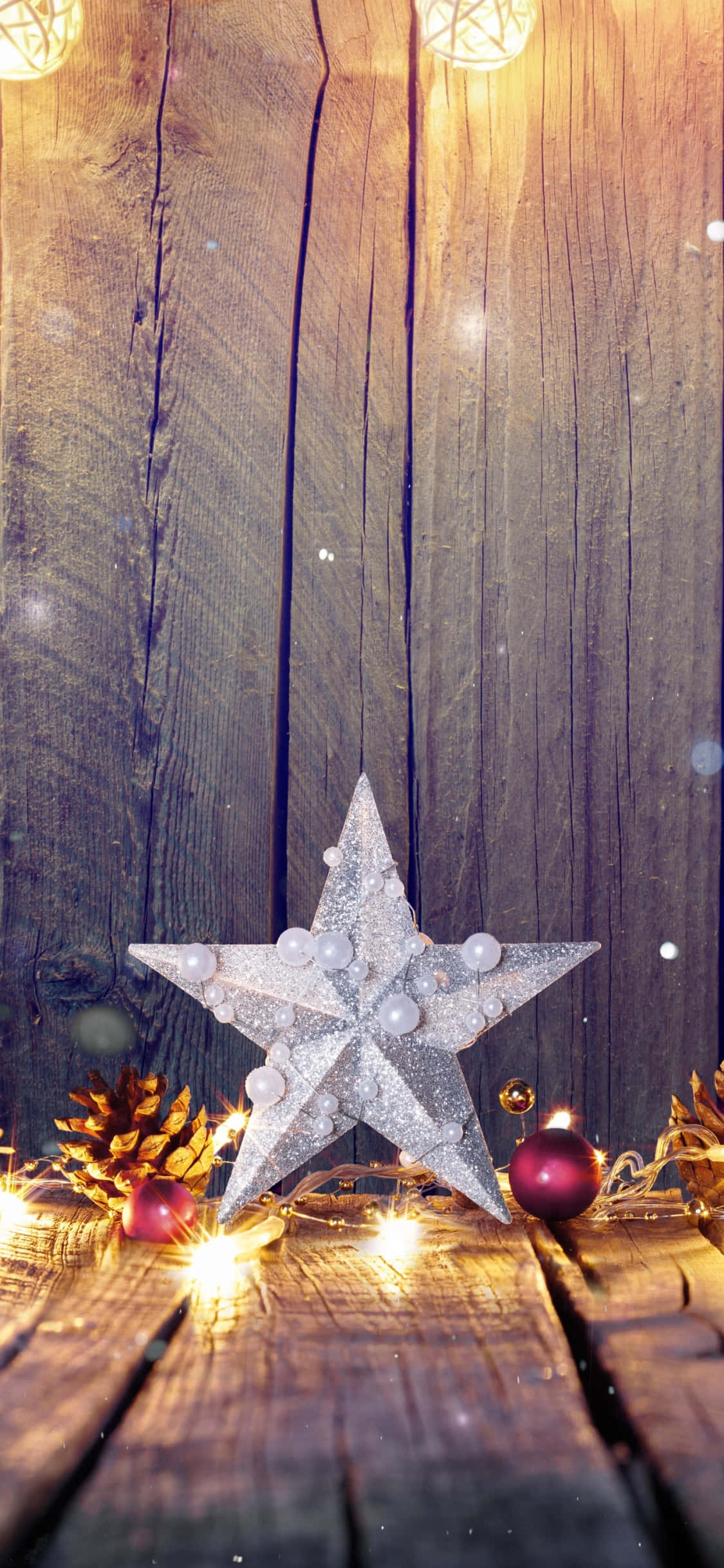 Isang Kumikinang na Bituin ng Pasko na Nagpapaliwan ng Daan Wallpaper