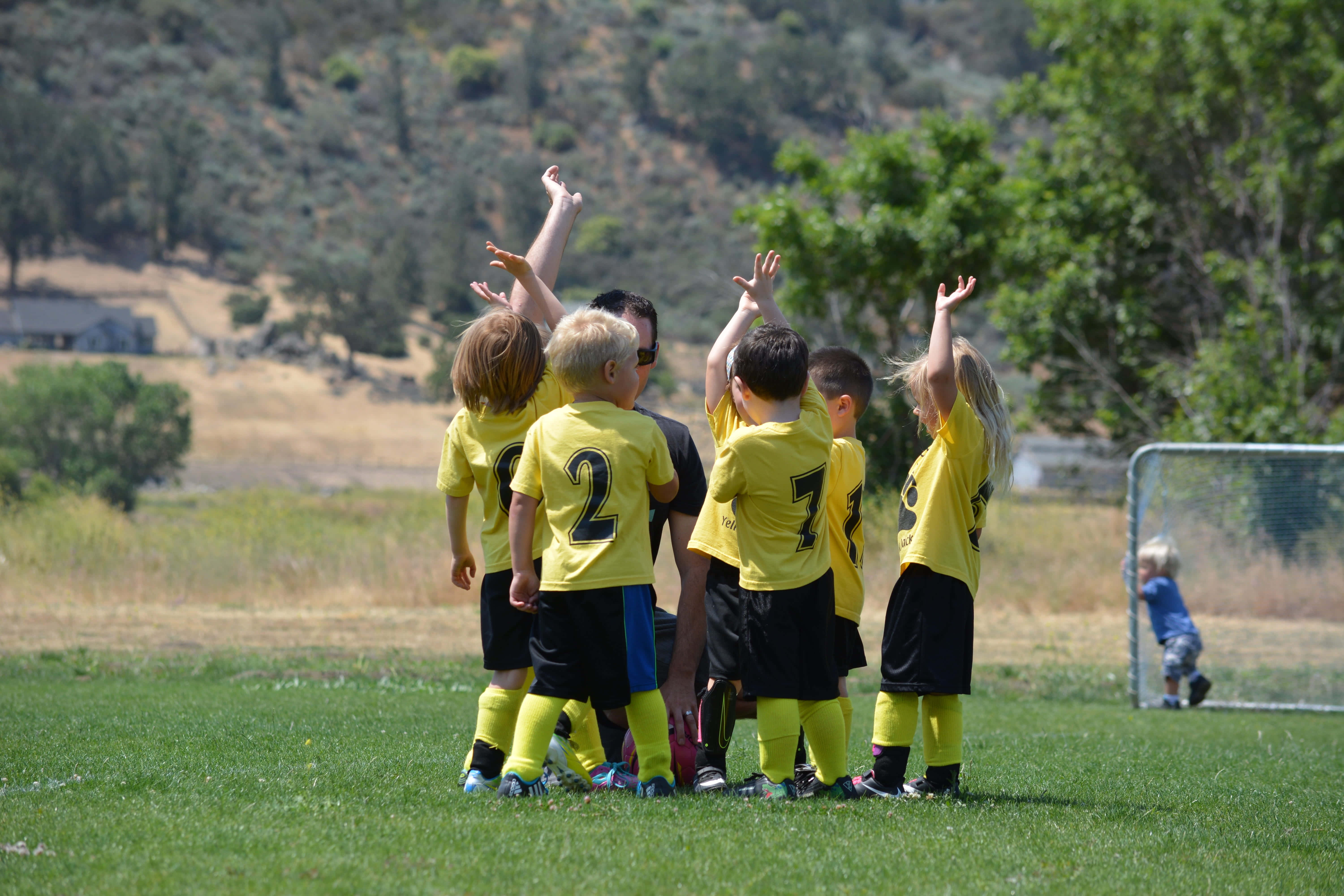 isang grupo ng mga bata na naglalaro ng soccer Wallpaper