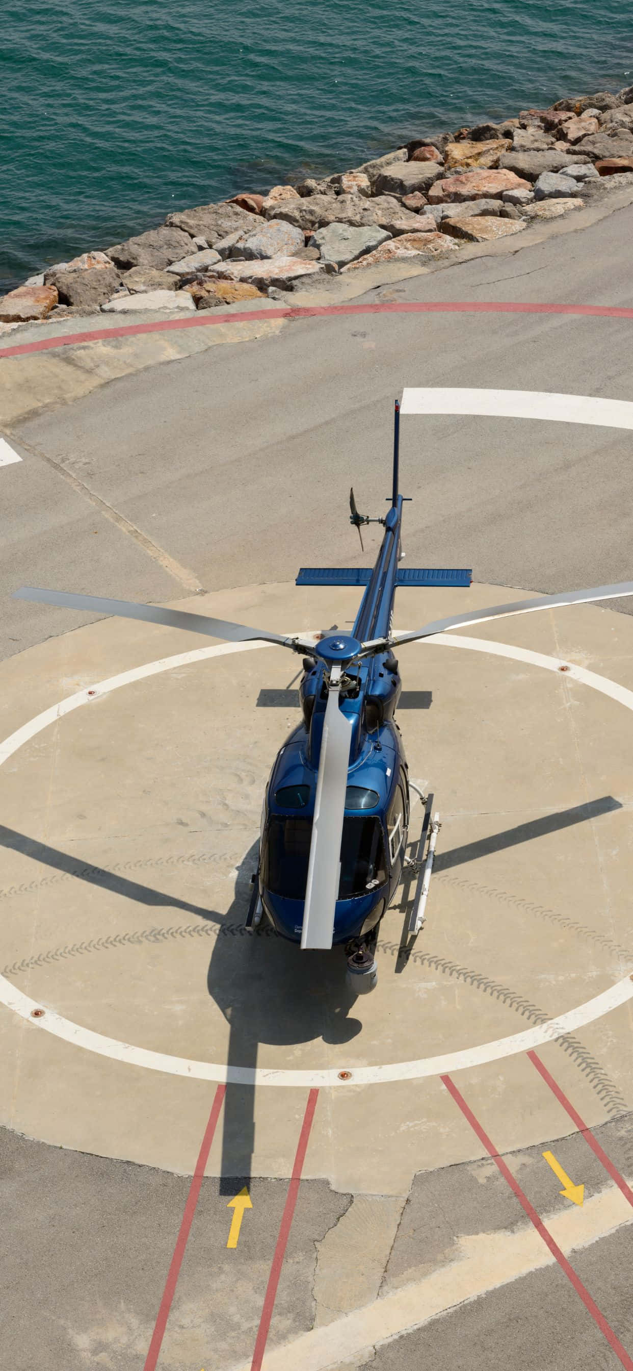 isang helicopter ay nakaparada sa tarmac Wallpaper