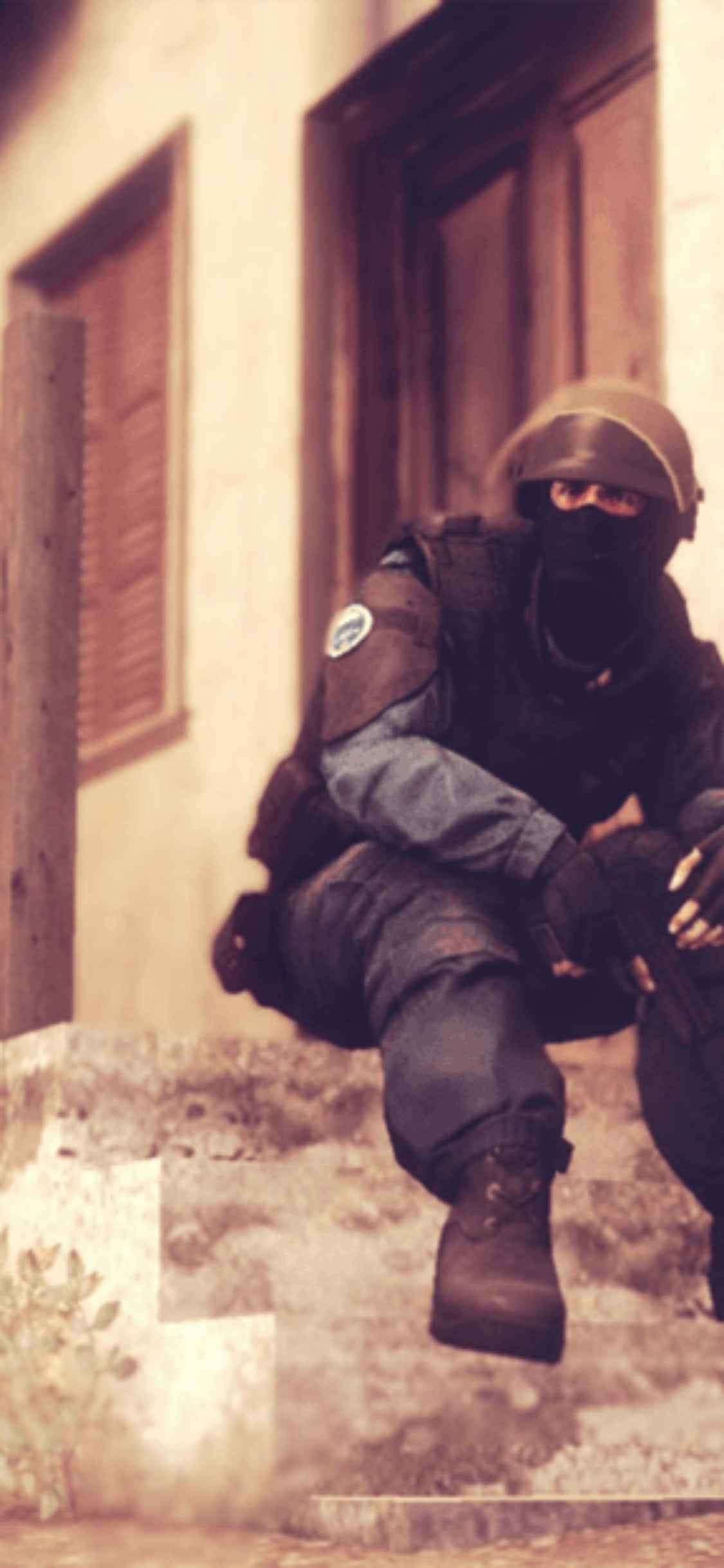 Isang Propesyonal na Manlalaro ay Nakikipagkumpitensya sa Counter-Strike: Global Offensive sa Isang iPhone XS Wallpaper