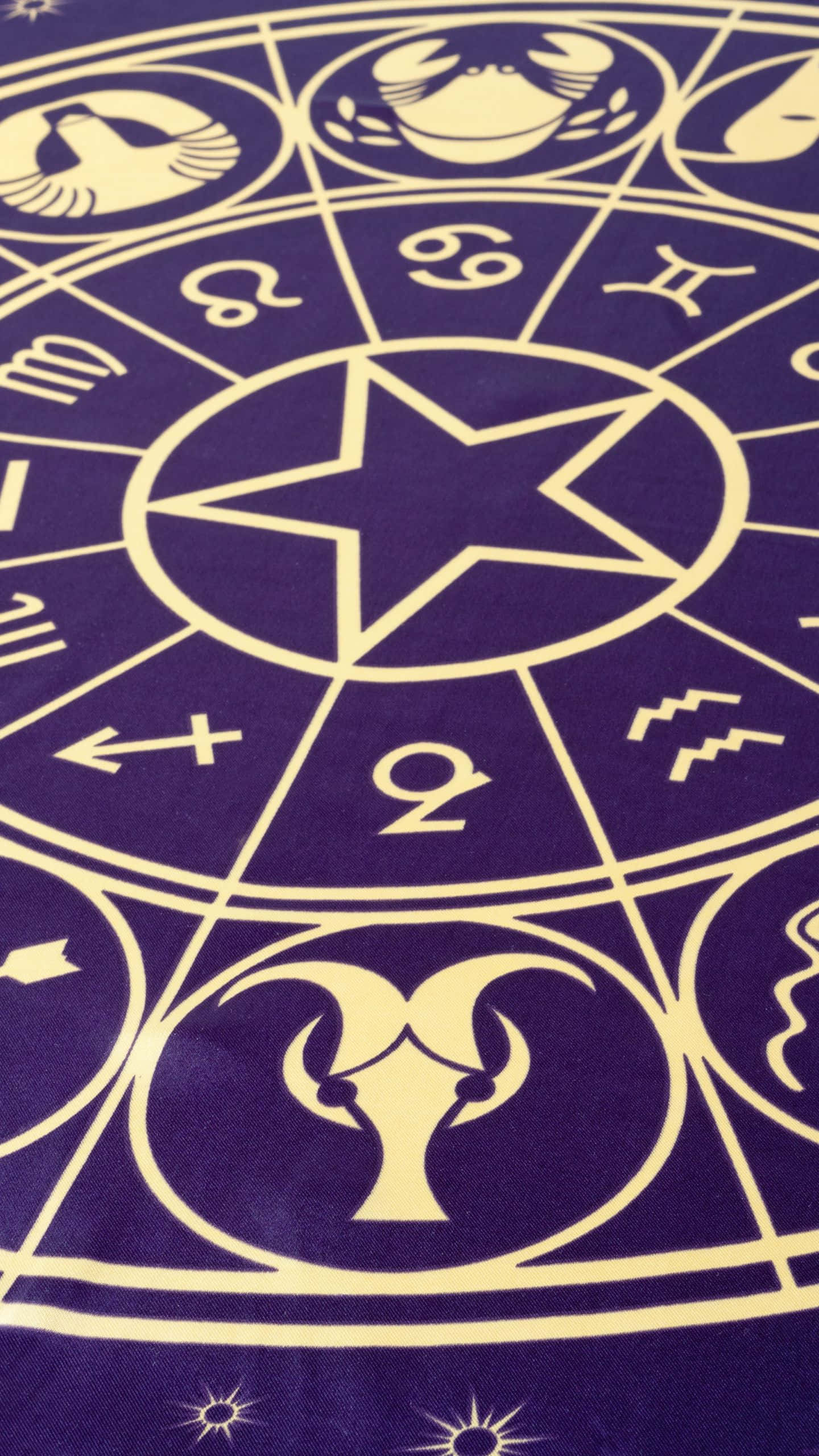 isang purple na alpombra na may astrological na mga simbolo dito Wallpaper