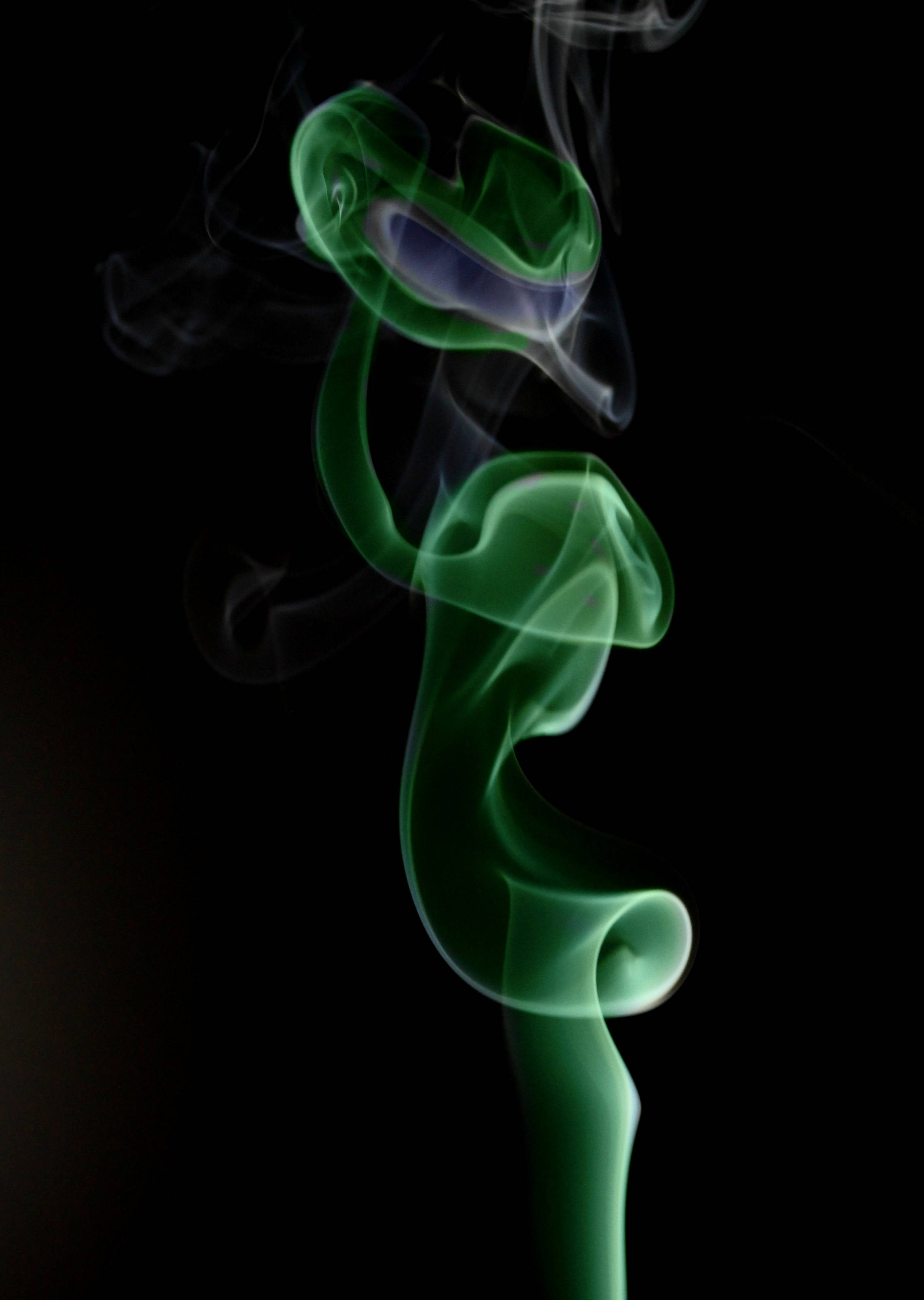 Isang mayamang na ambon ng esmeralda na usok na pumipilipit sa isang ode sa creativity Wallpaper