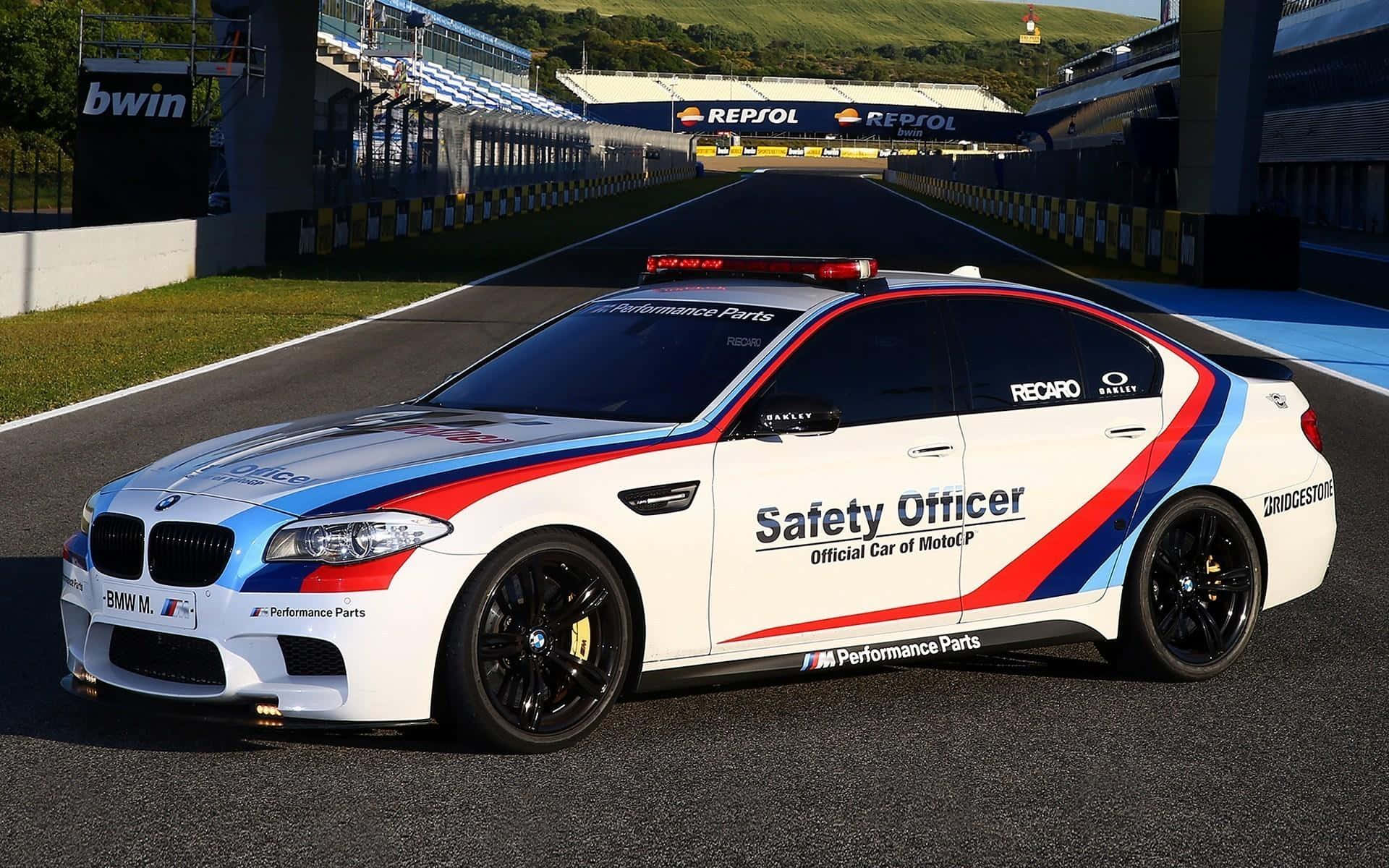 Isang Nakamamanghang na Safety Car na Nagra-race sa Track Wallpaper