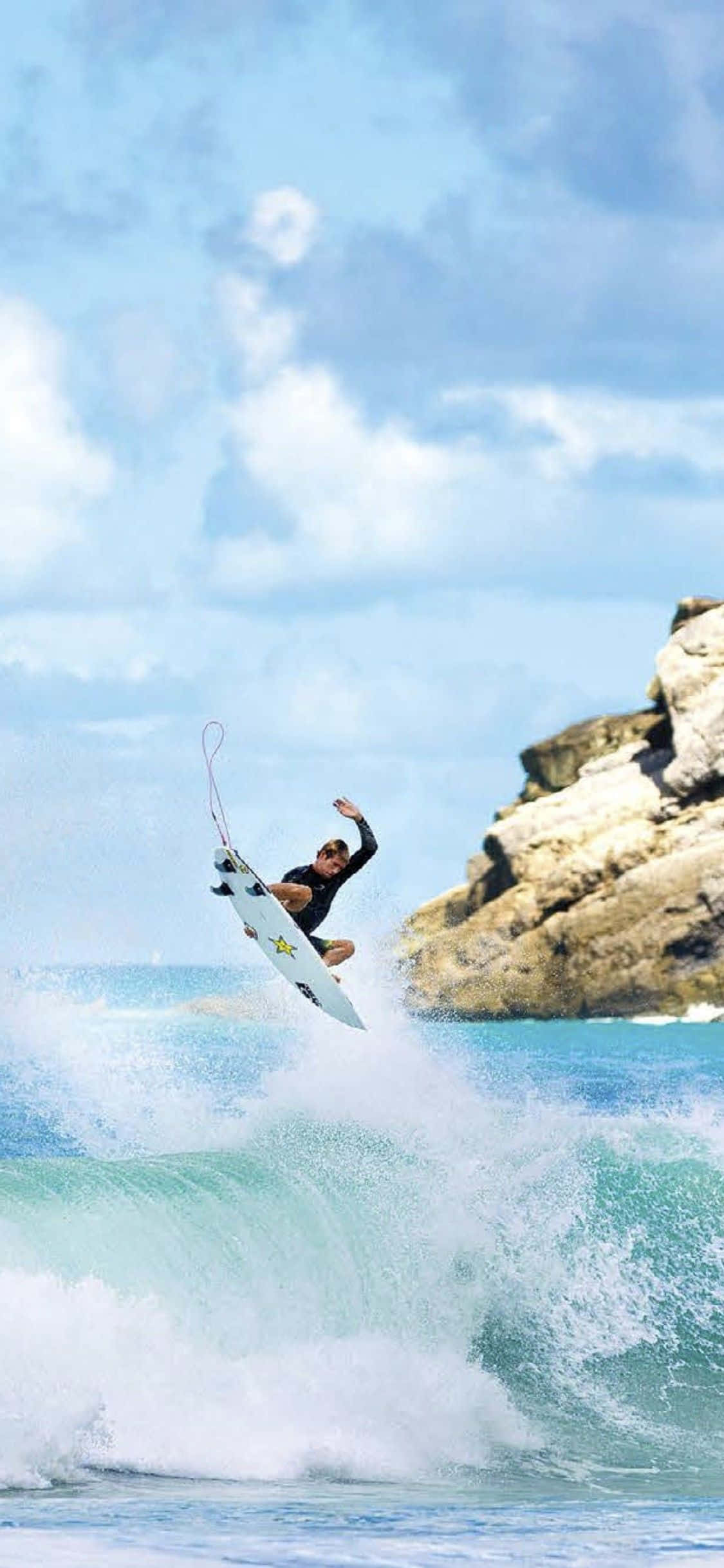 isang surfer ay nagri-ride ng isang wave Wallpaper