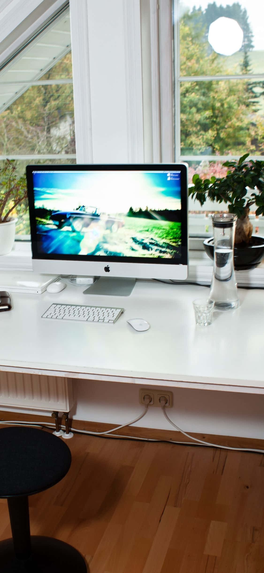 isang puting desk na may computer Wallpaper