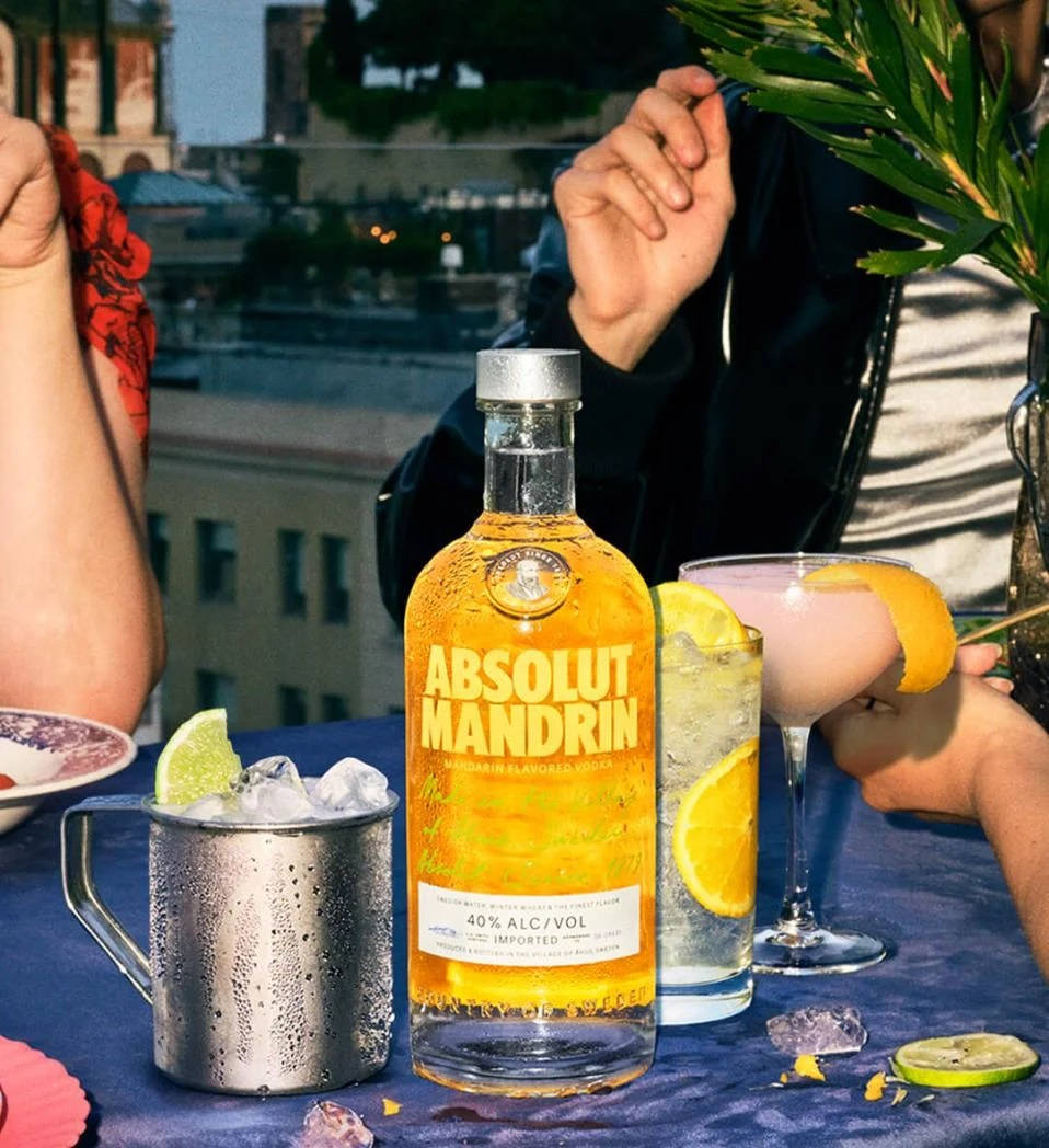 Absolut Mandarin Vodka na may Zesty Lemon Cocktail Wallpaper