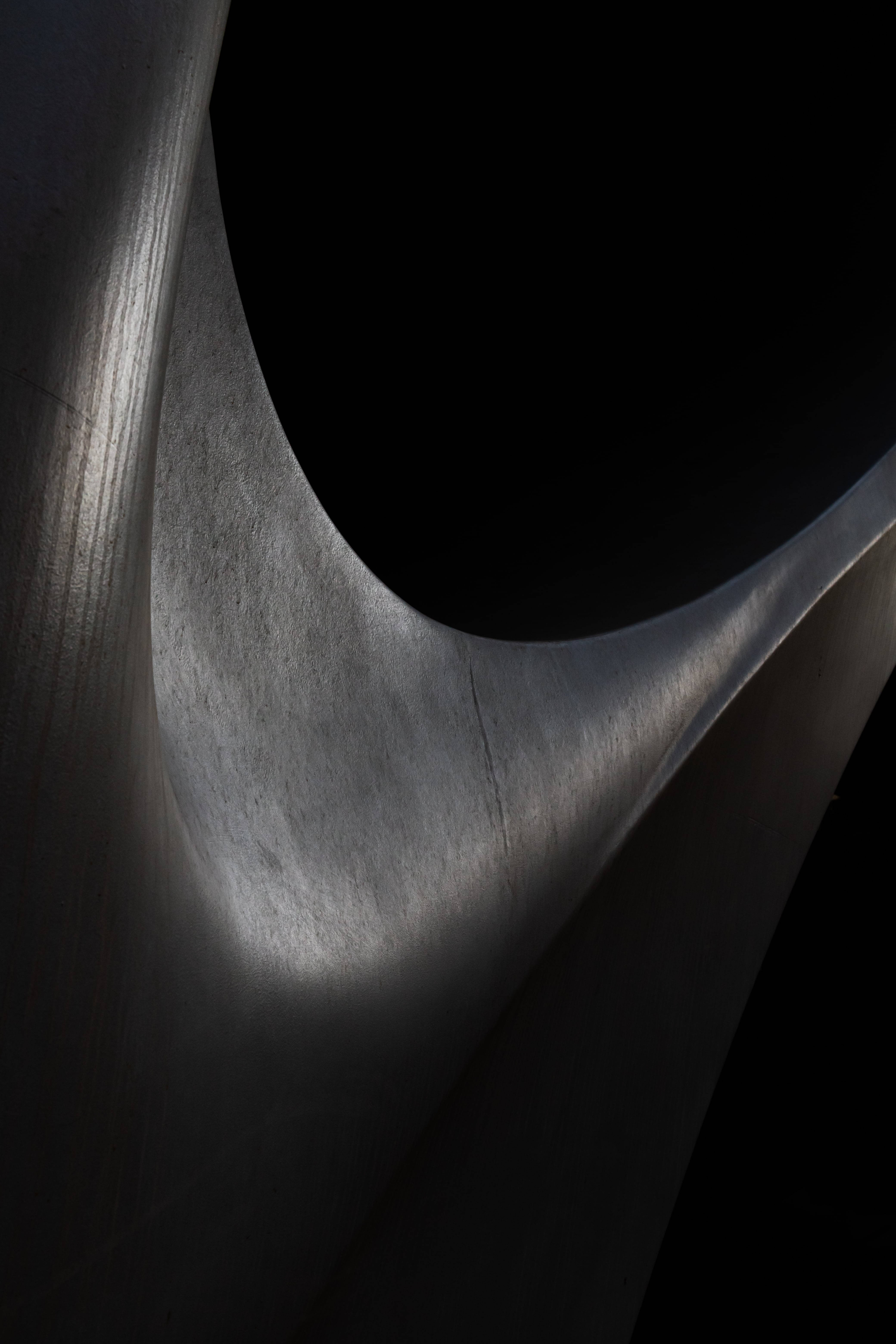 Abstract Black Sculpture sa Isang Madilim na Kwarto Wallpaper