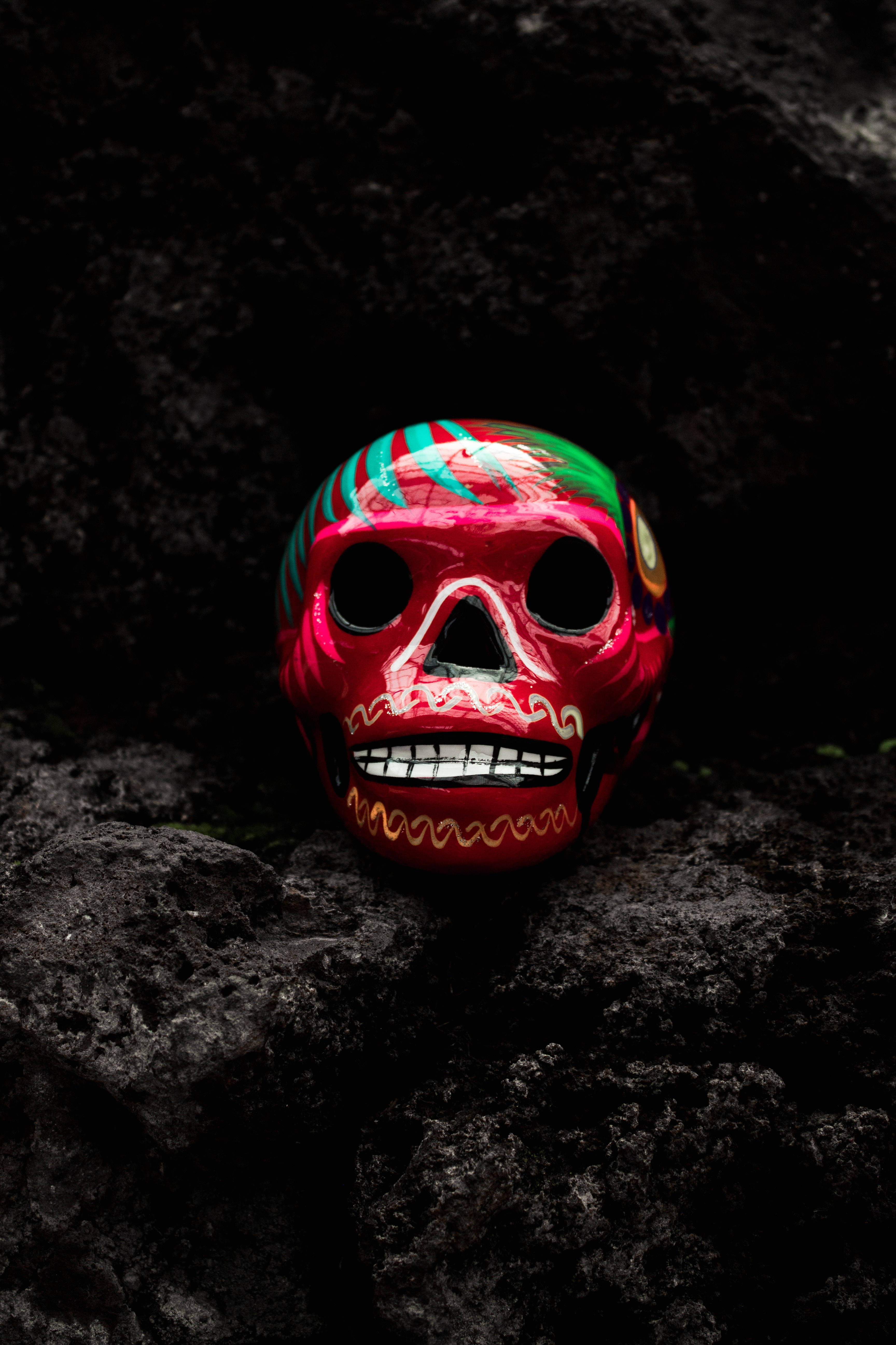 Abstract skull art poster na may kombinasyon ng maliliwanag na kulay Wallpaper