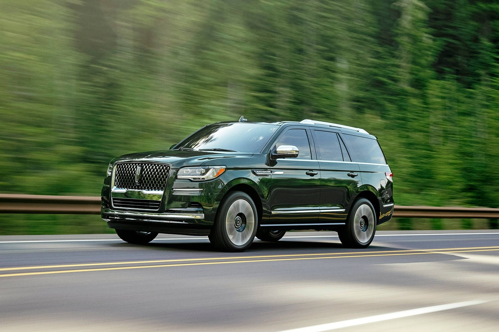 Action Shot Ng Isang Lincoln Car Navigator Wallpaper