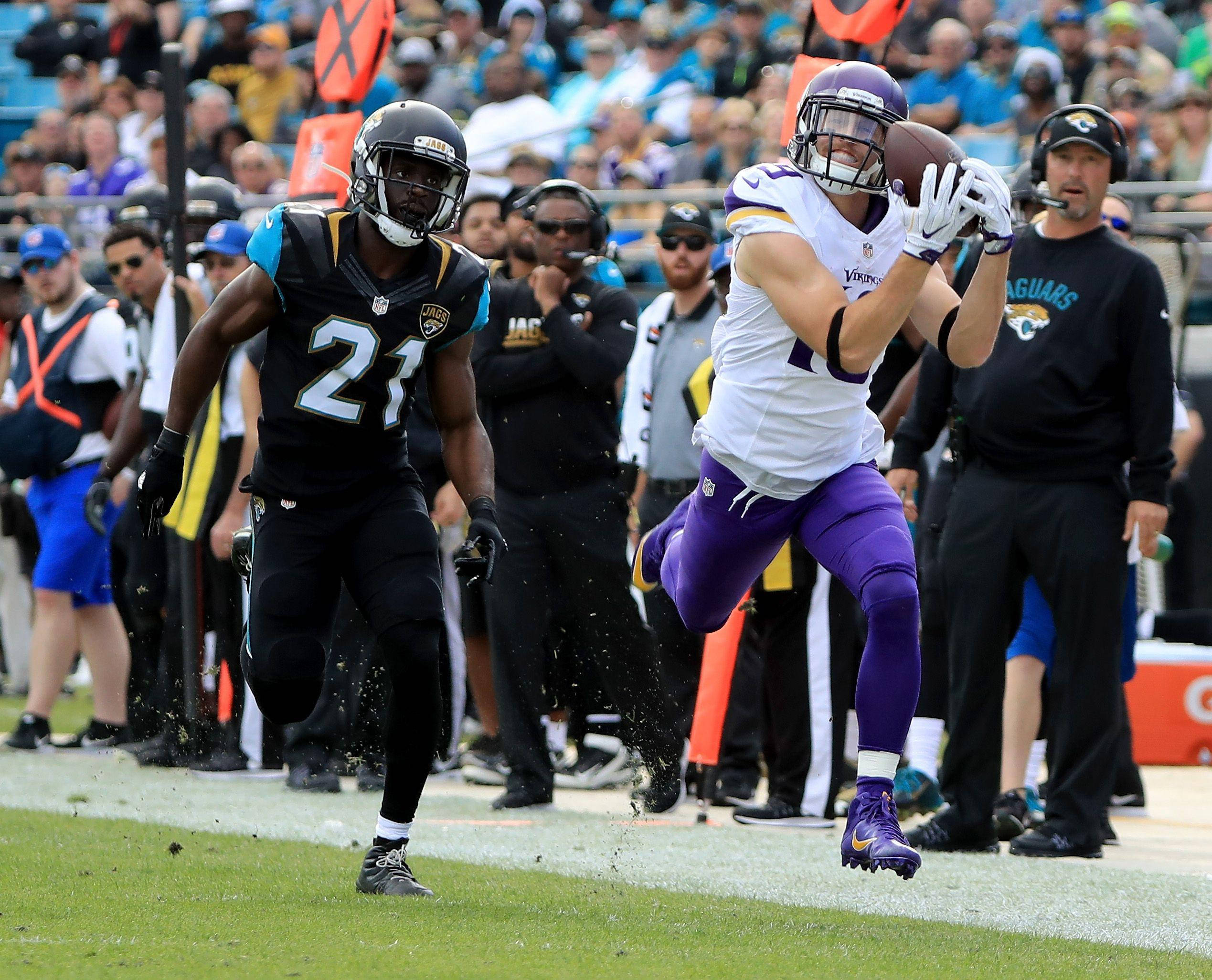 Adam Thielen Laban sa Washington Commanders Wallpaper