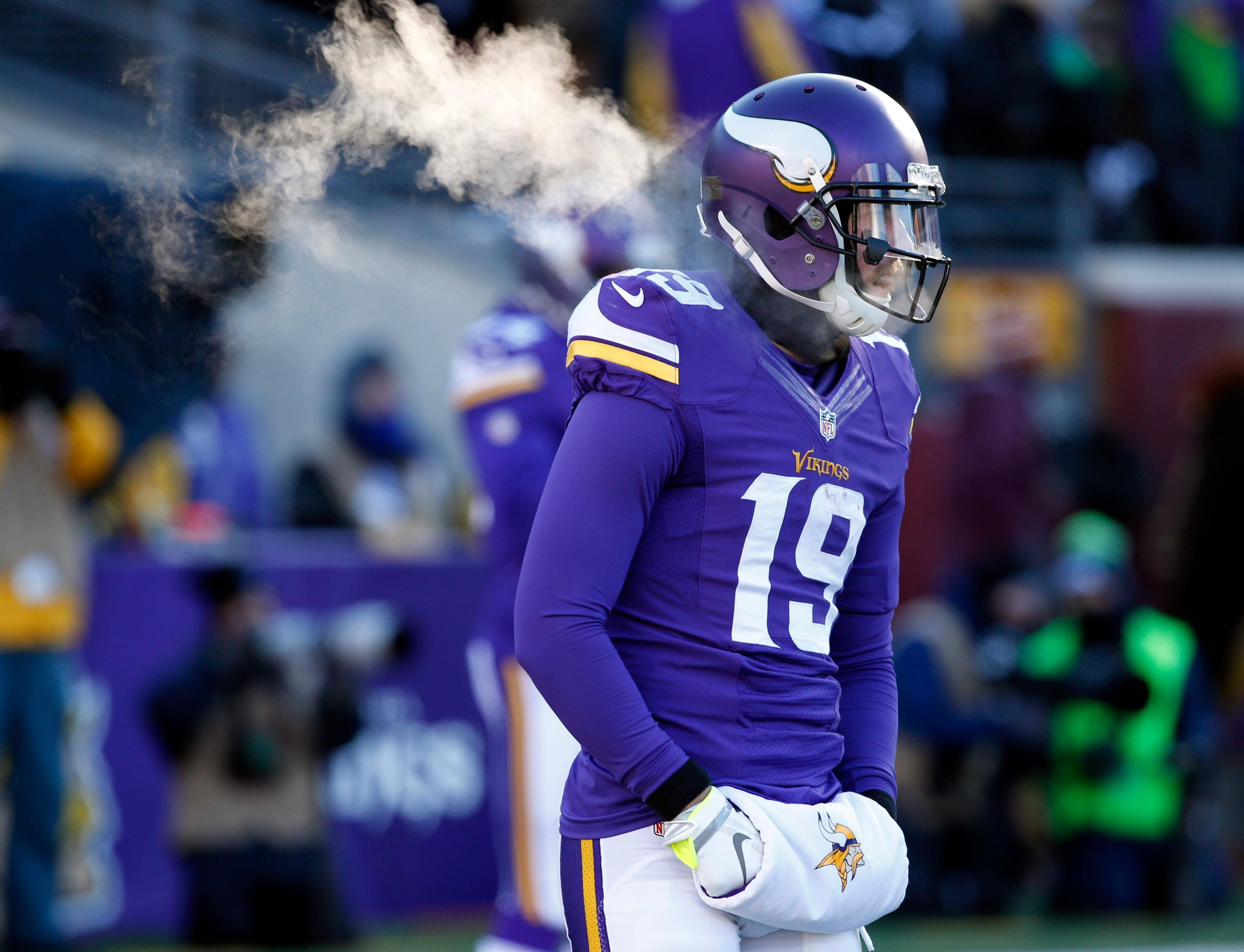 Adam Thielen Malamig na Laban sa Football Wallpaper