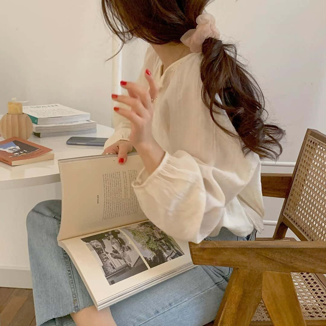 Aesthetic beige para sa magandang kombinasyon ng kalikasan at sining Wallpaper