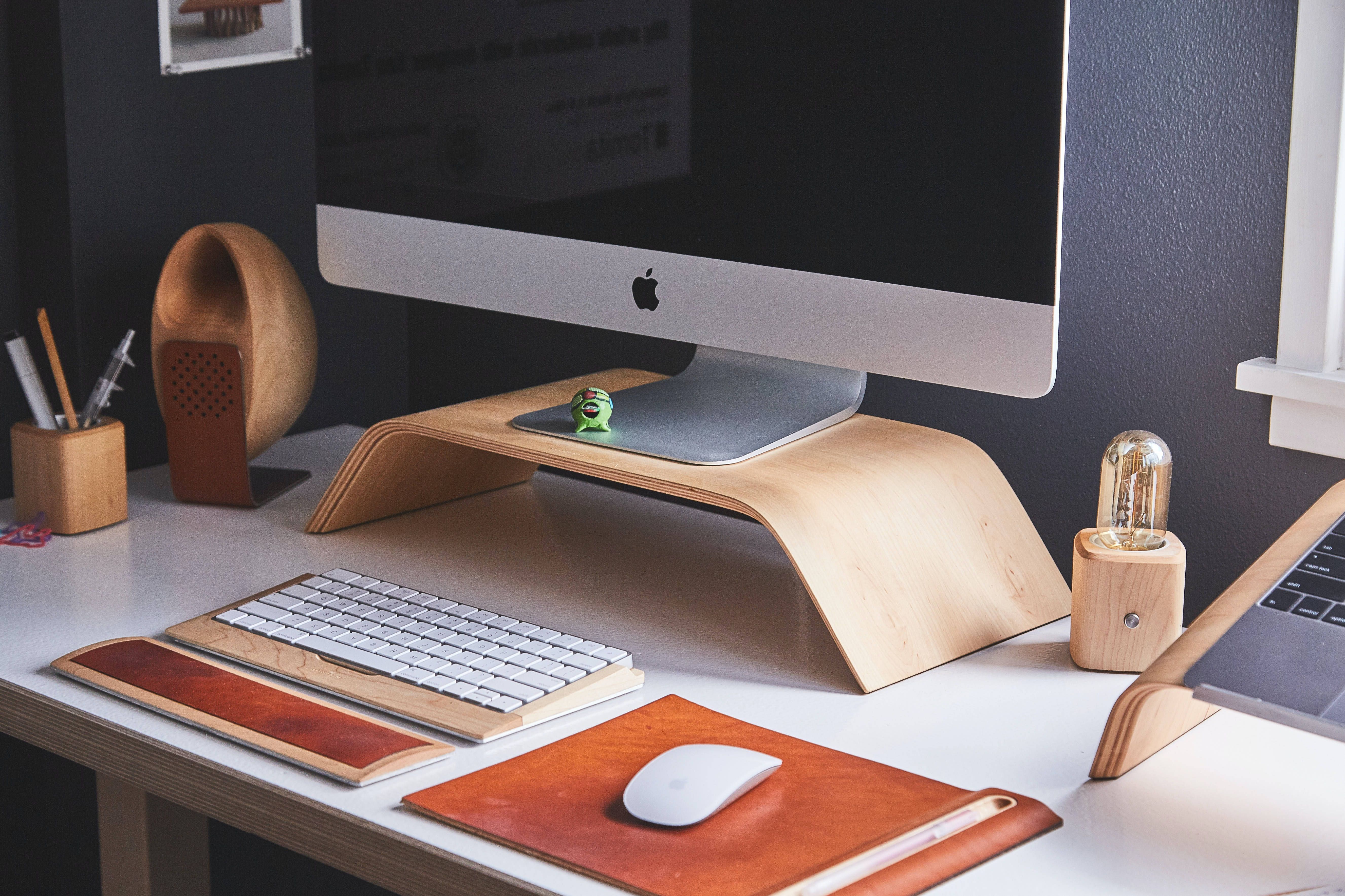 Aesthetic Harmony - Mac Setup na may Coffee Accent Wallpaper