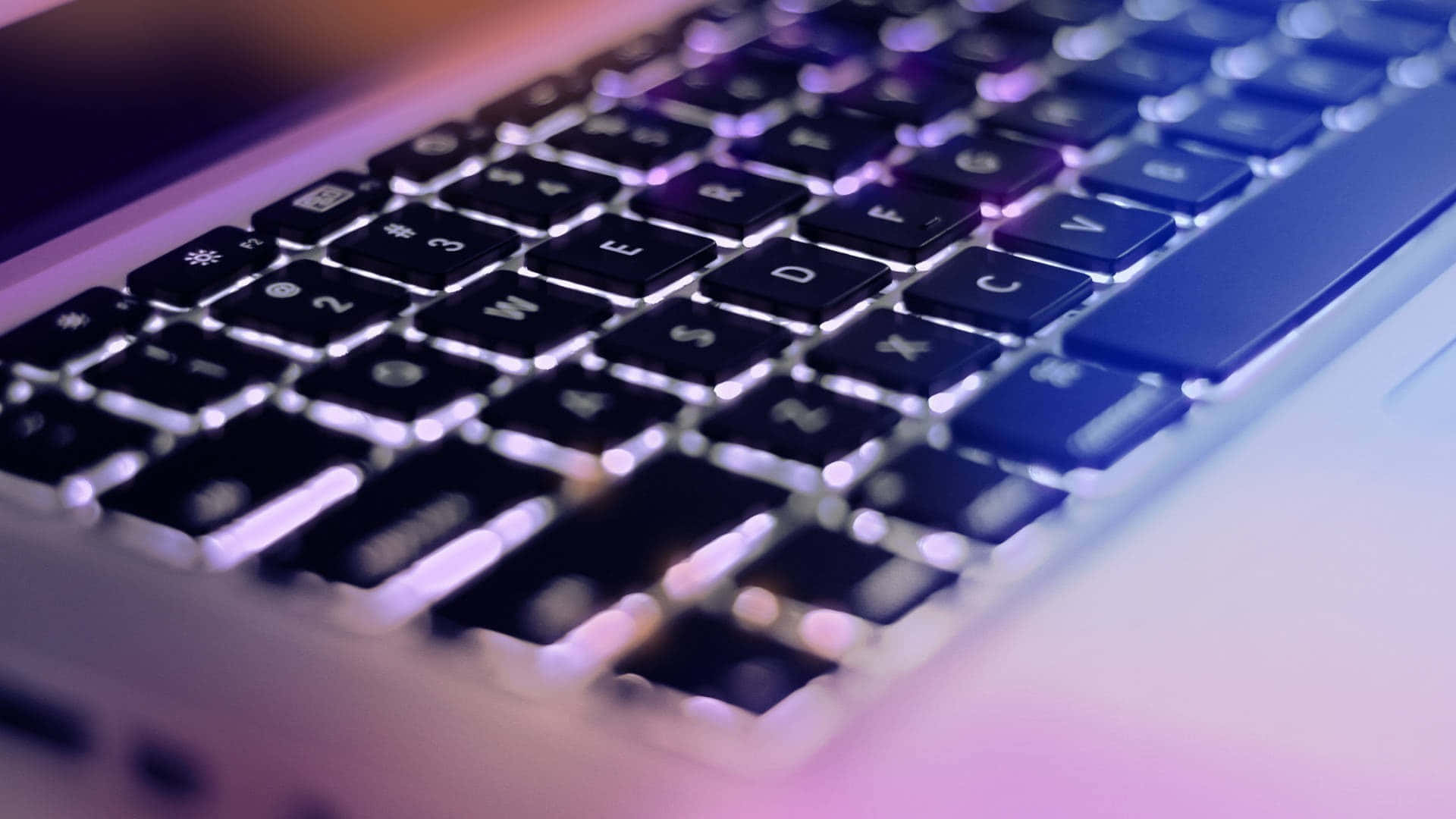 Aesthetic MacBook nakabukas, handa nang gamitin. Wallpaper