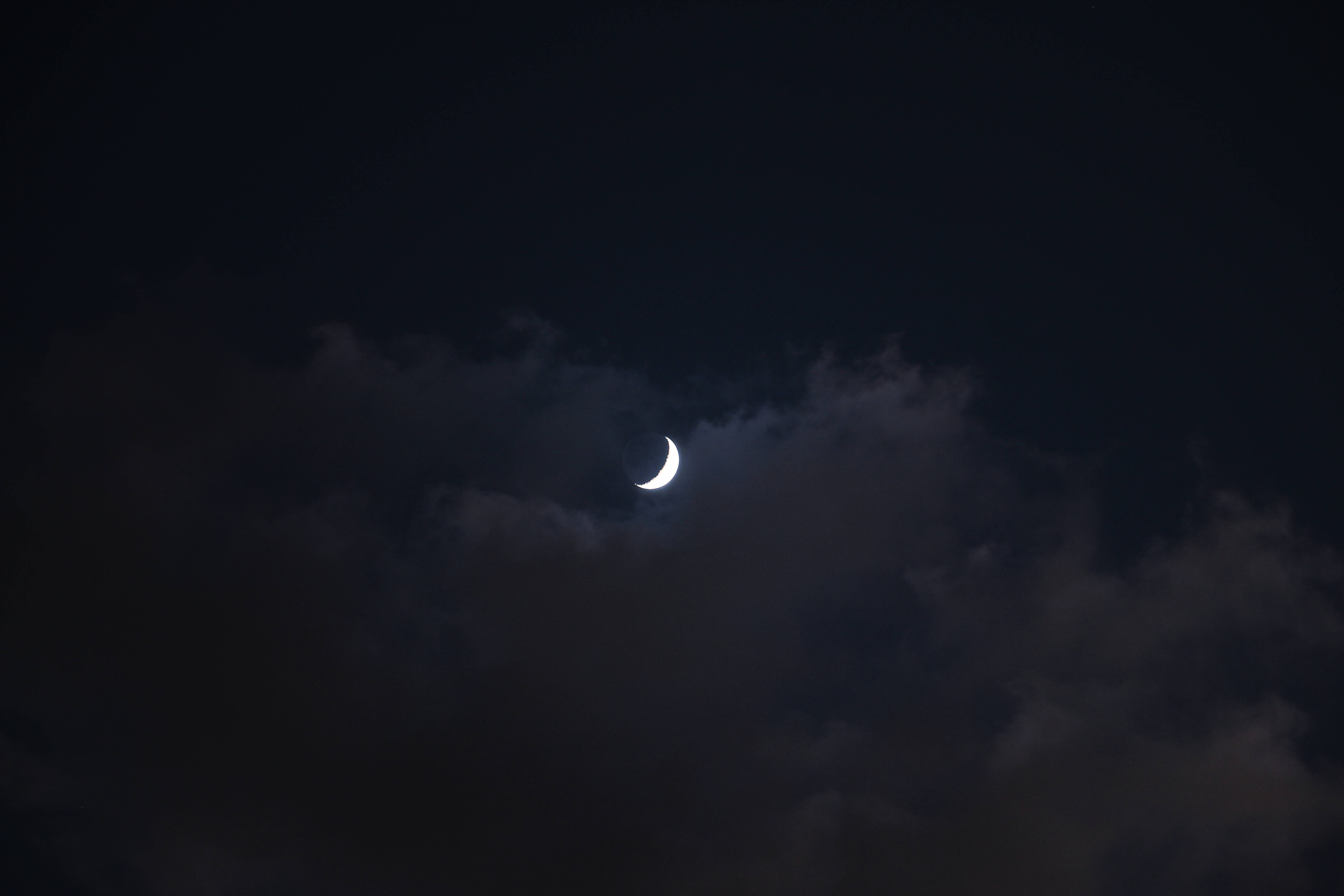 Aesthetic Moon na Sumisikat Mag-isa Wallpaper