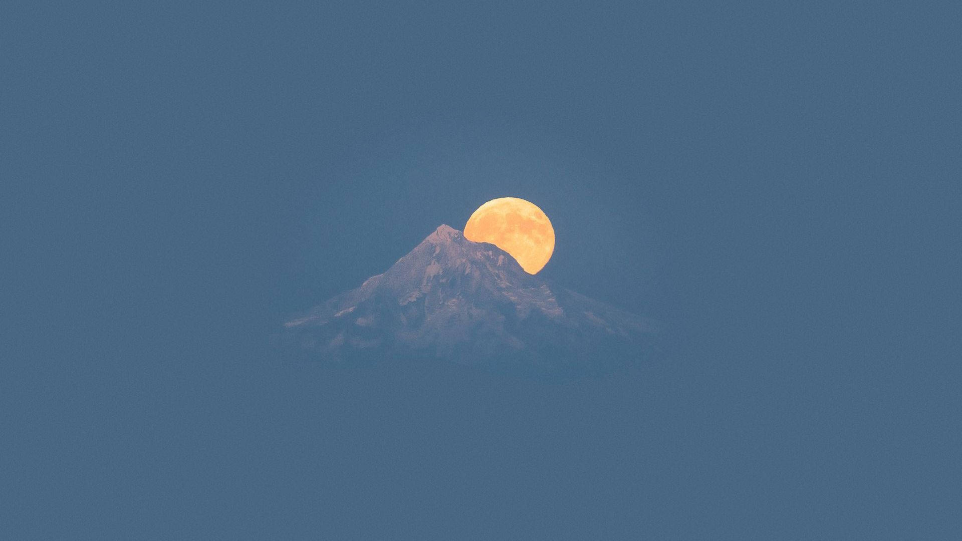 Aesthetic Moon sa Likod ng Ice Mountain Wallpaper
