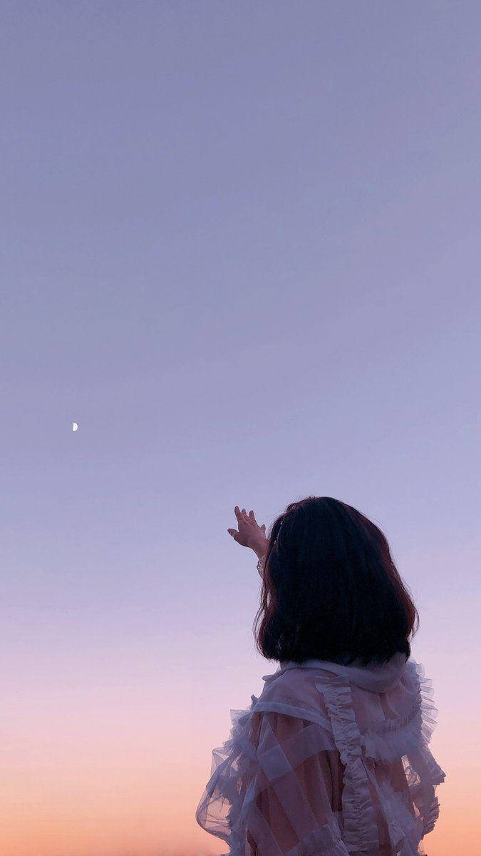 Aesthetic na Babaeng Nakatingin sa Langit Wallpaper