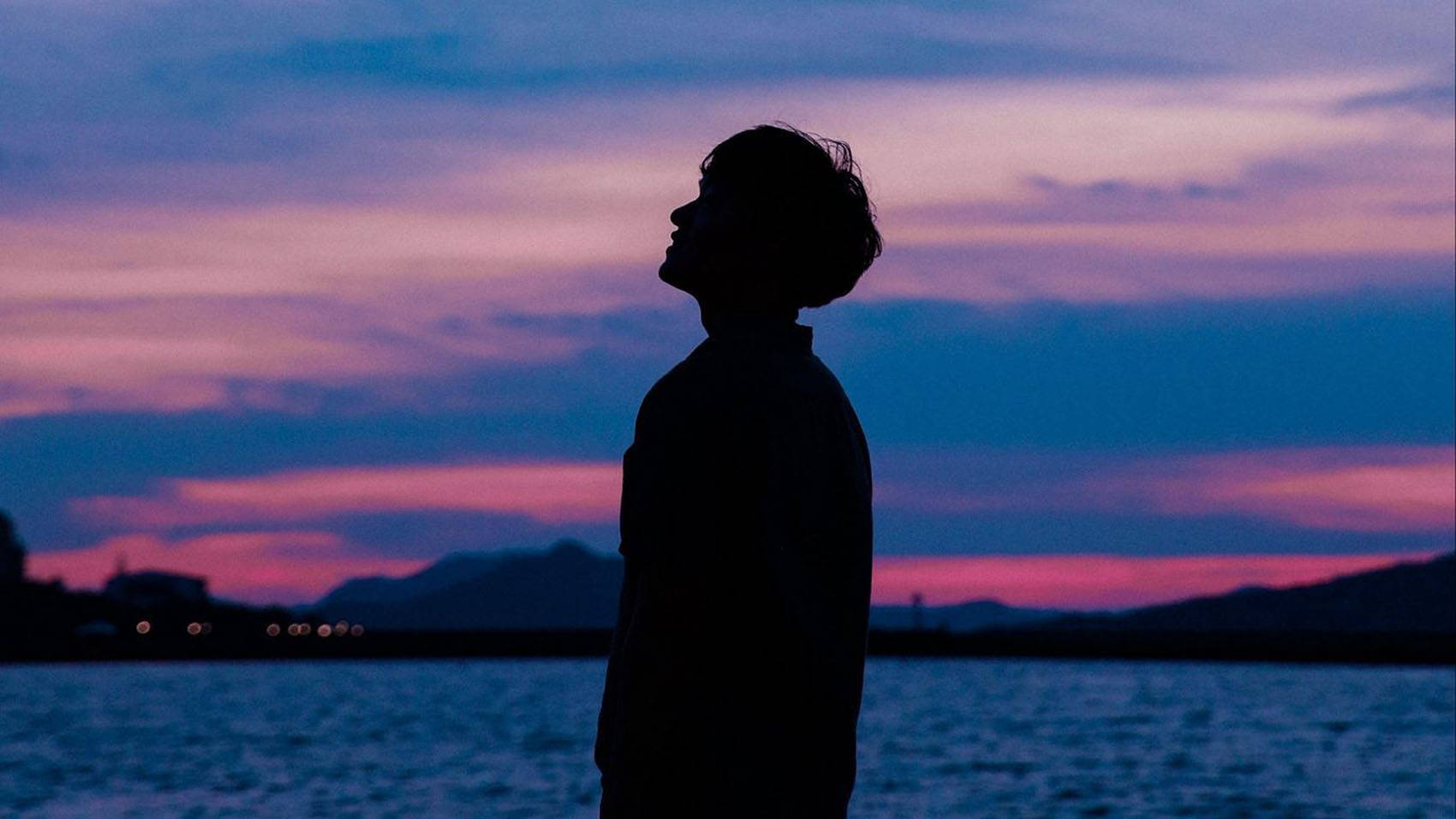 Aesthetic na Batang Lalaki sa Panaginip na Paglubog ng Araw Wallpaper