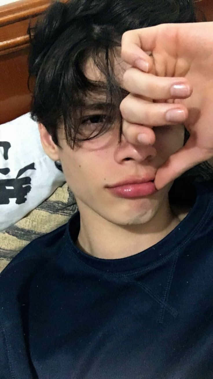 Aesthetic na Binata, Nagpapapicture para sa Perpektong Kuha Wallpaper