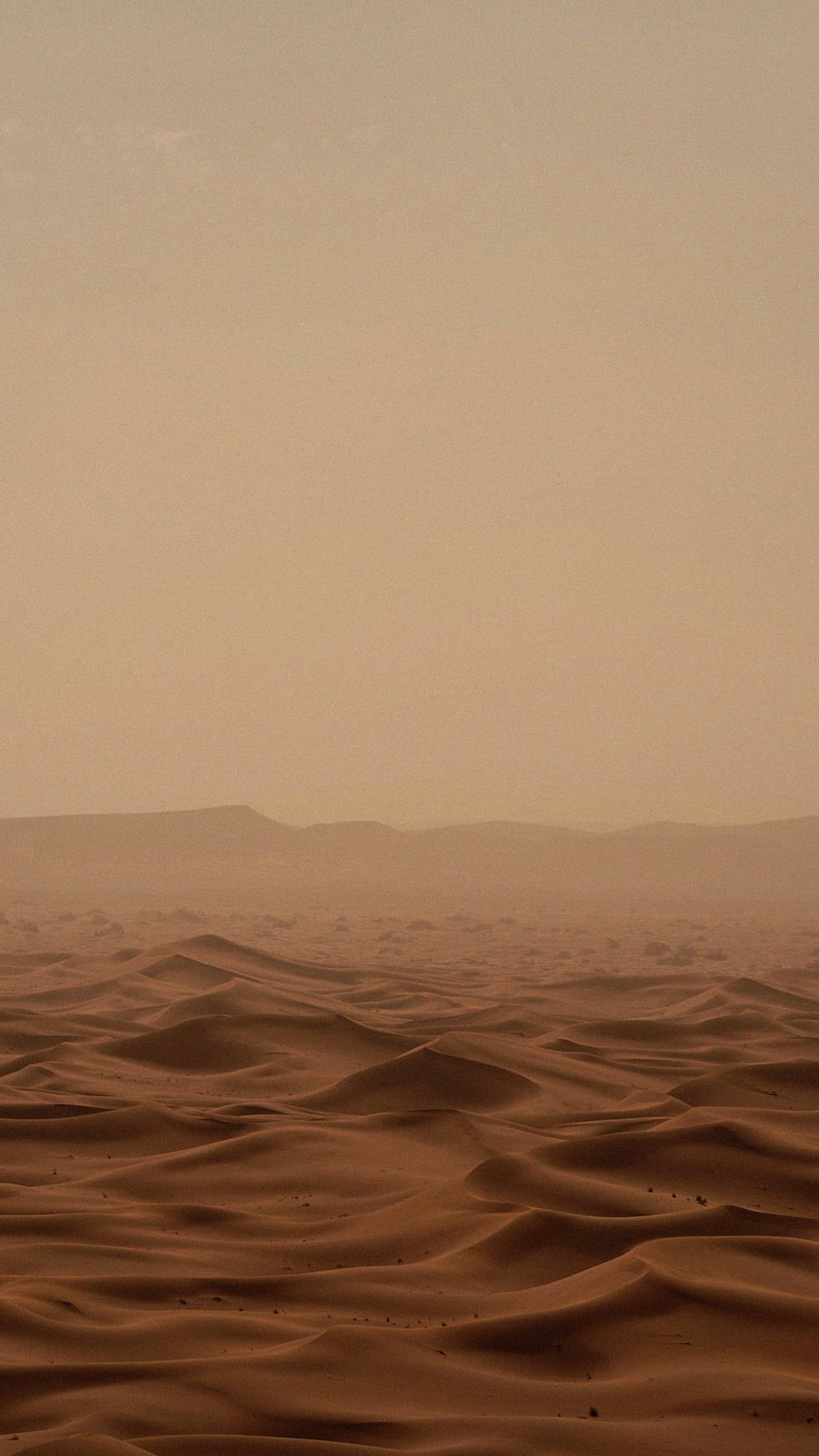 Aesthetic na Brown na Langit at Disyerto Wallpaper
