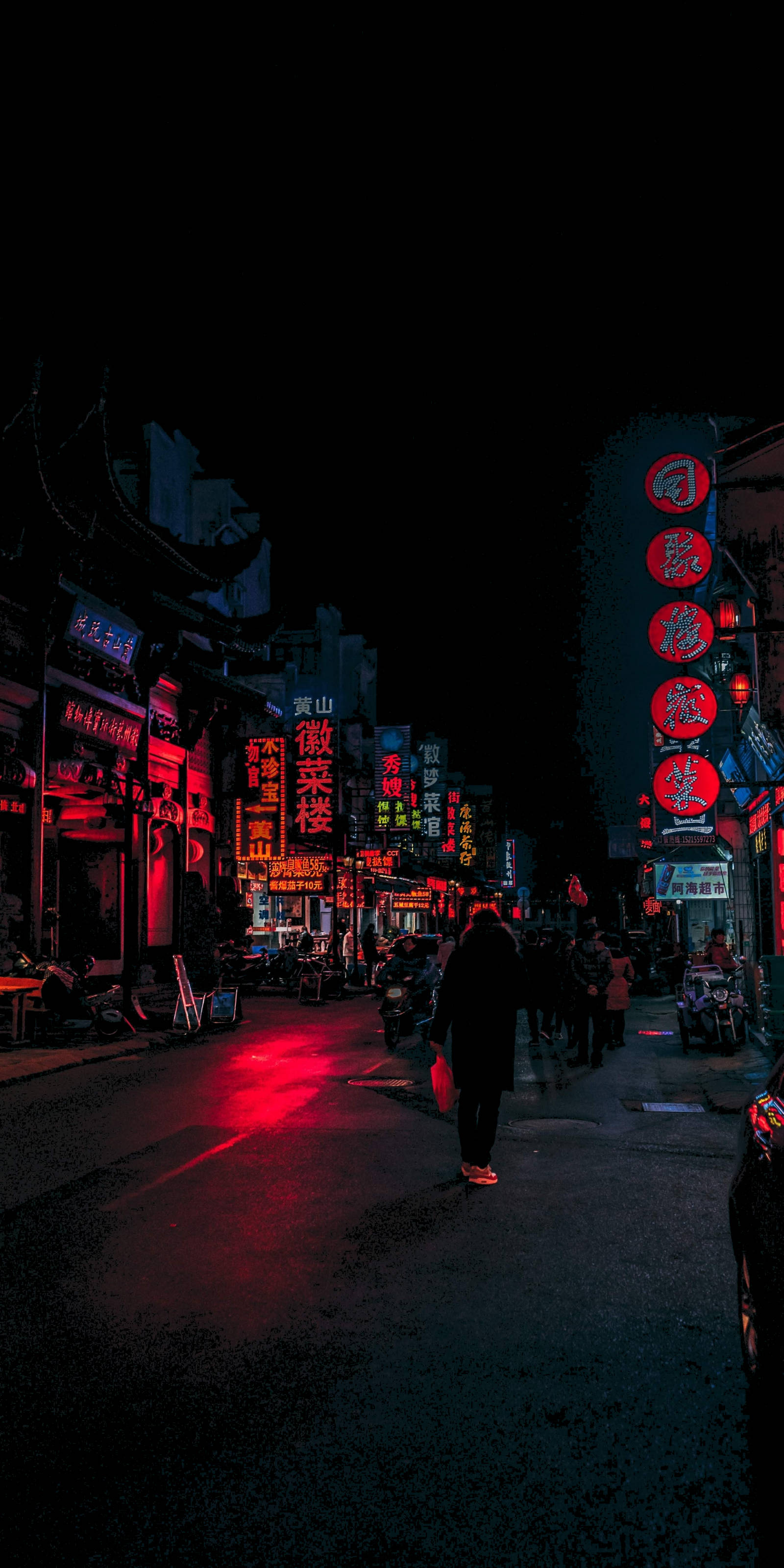 Aesthetic na Kalye ng Cyberpunk sa Gabi para sa Chromebook Wallpaper