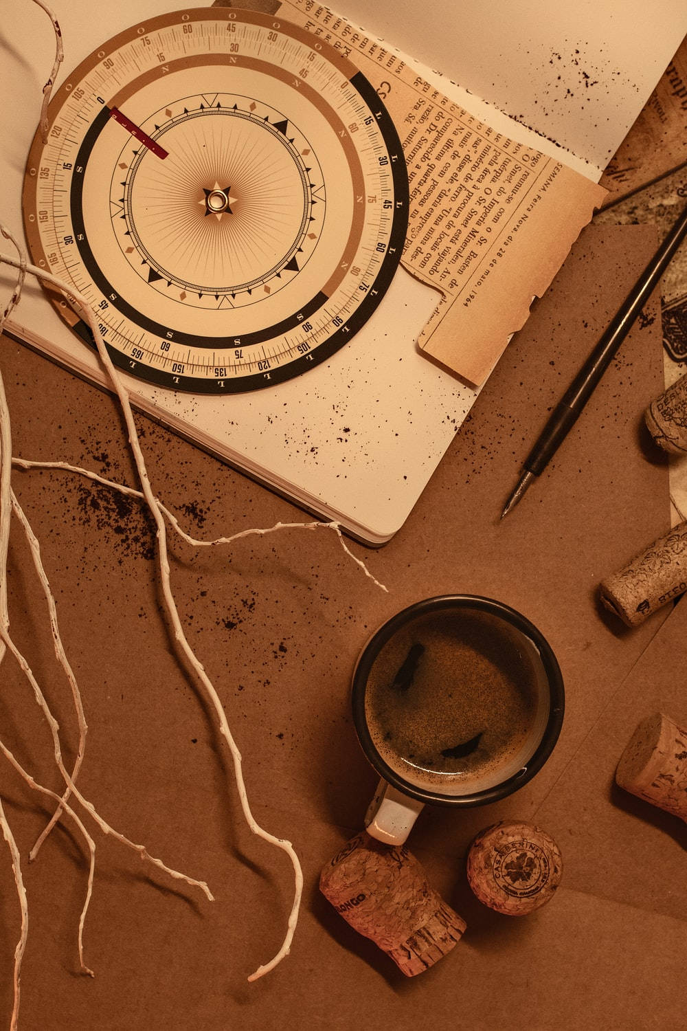 Aesthetic na Light Brown na Compass at Kape Wallpaper