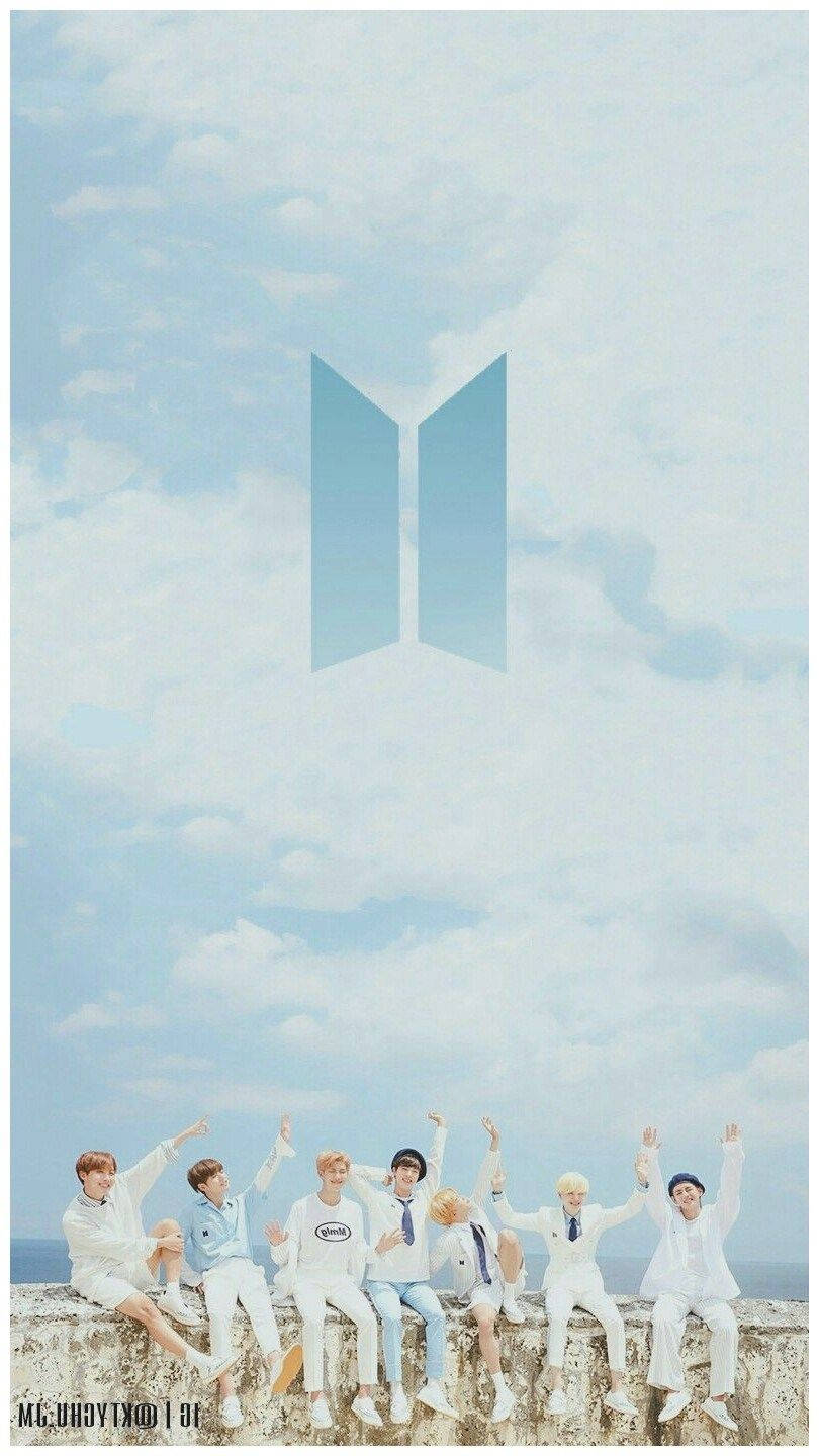 Aesthetic na Logo ng BTS sa Asul na Kalangitan Wallpaper