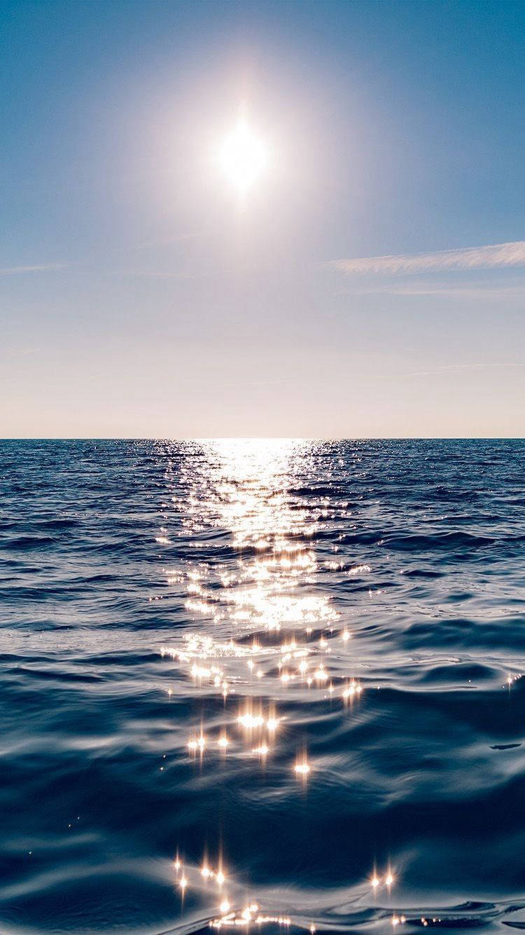 Aesthetic na Makintab na Tubig ng Karagatan Para sa iPhone Wallpaper