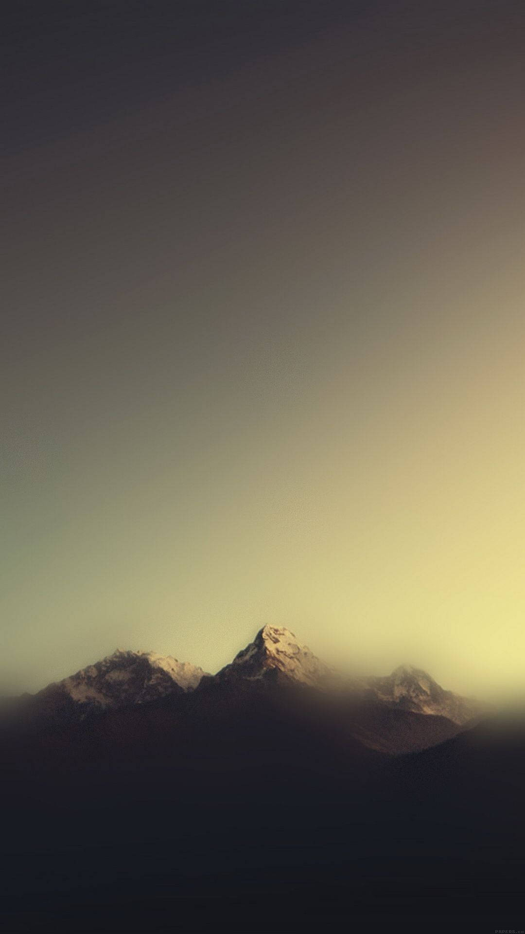 Aesthetic na Maulap na Bundok para sa iPhone 11 Wallpaper