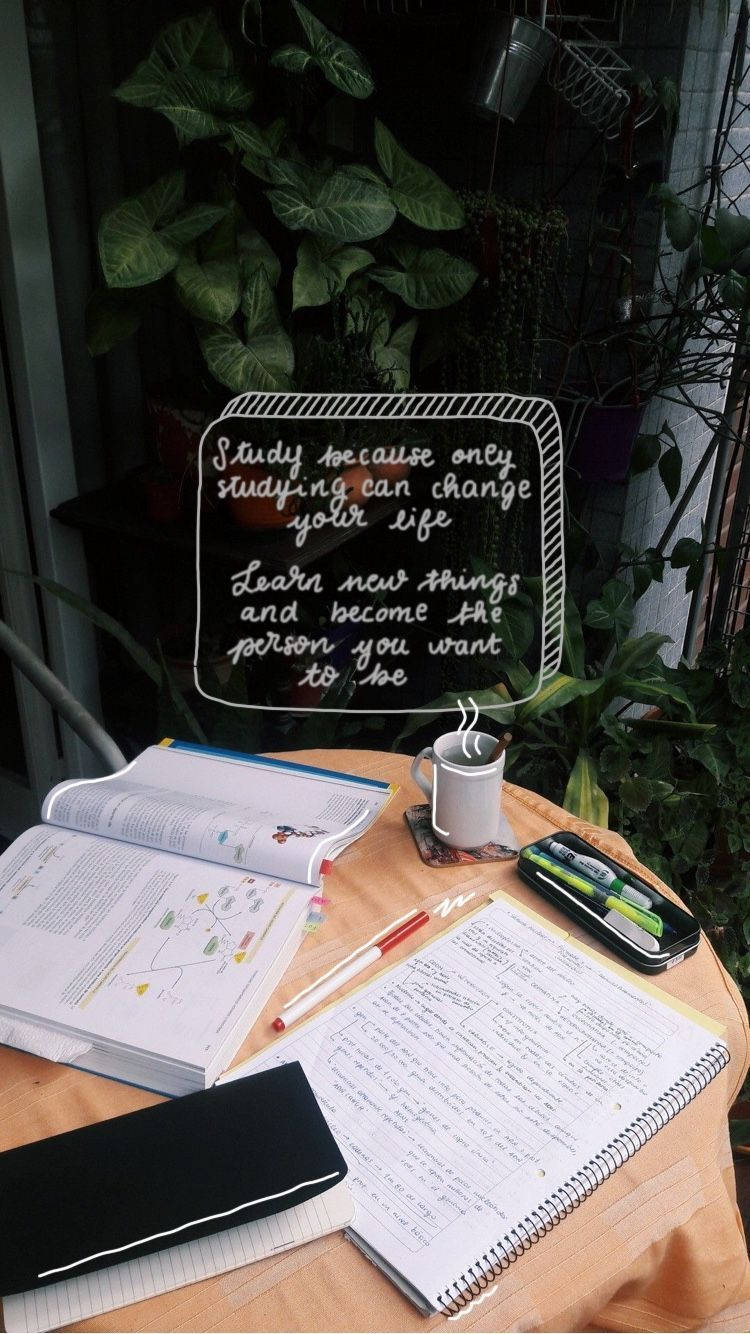 Aesthetic na Mesa na Kahoy na May Inspirational Quote Wallpaper
