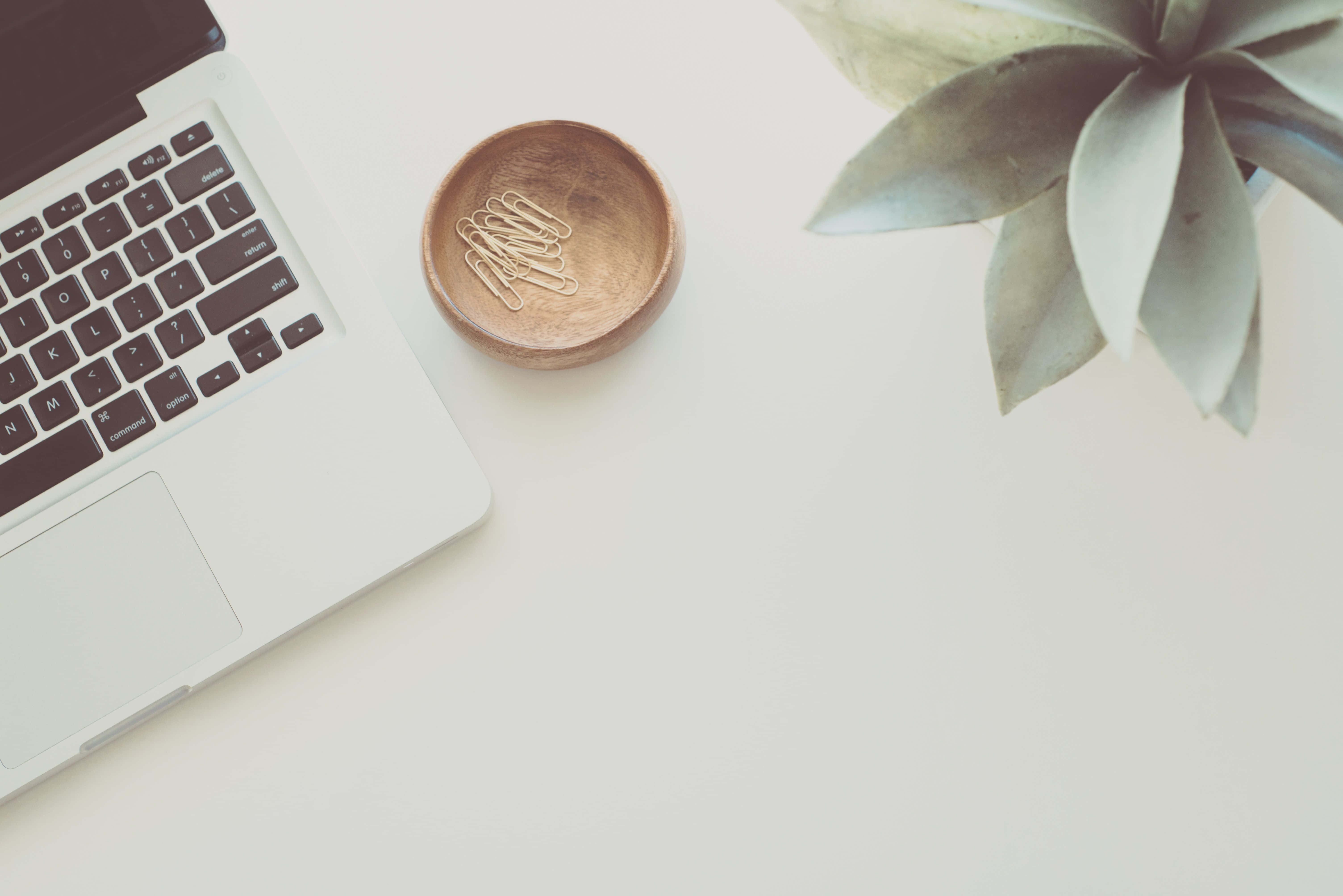 Aesthetic na Mesa sa Opisina na Minimalist at Simpleng LinkedIn Background Wallpaper