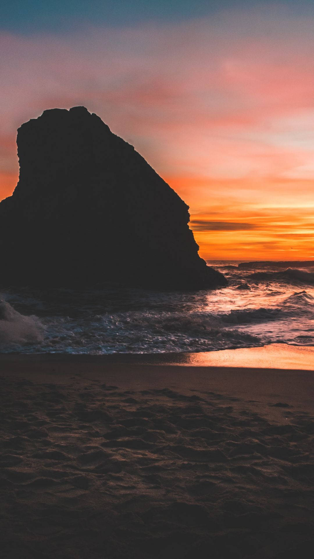 Aesthetic na Paglubog ng Araw na may Silweta ng Bato Wallpaper