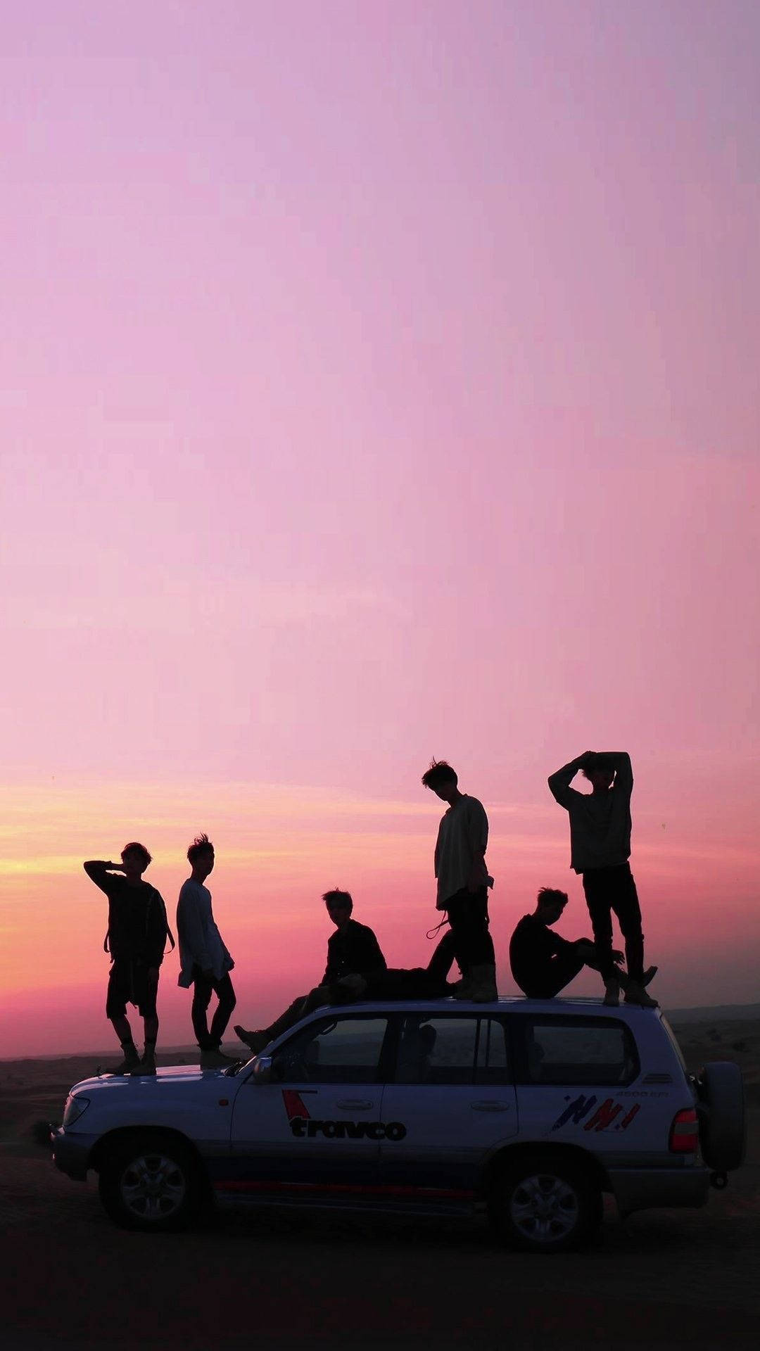 Aesthetic na Silweta ng BTS sa Kulay Rosas na Langit Wallpaper